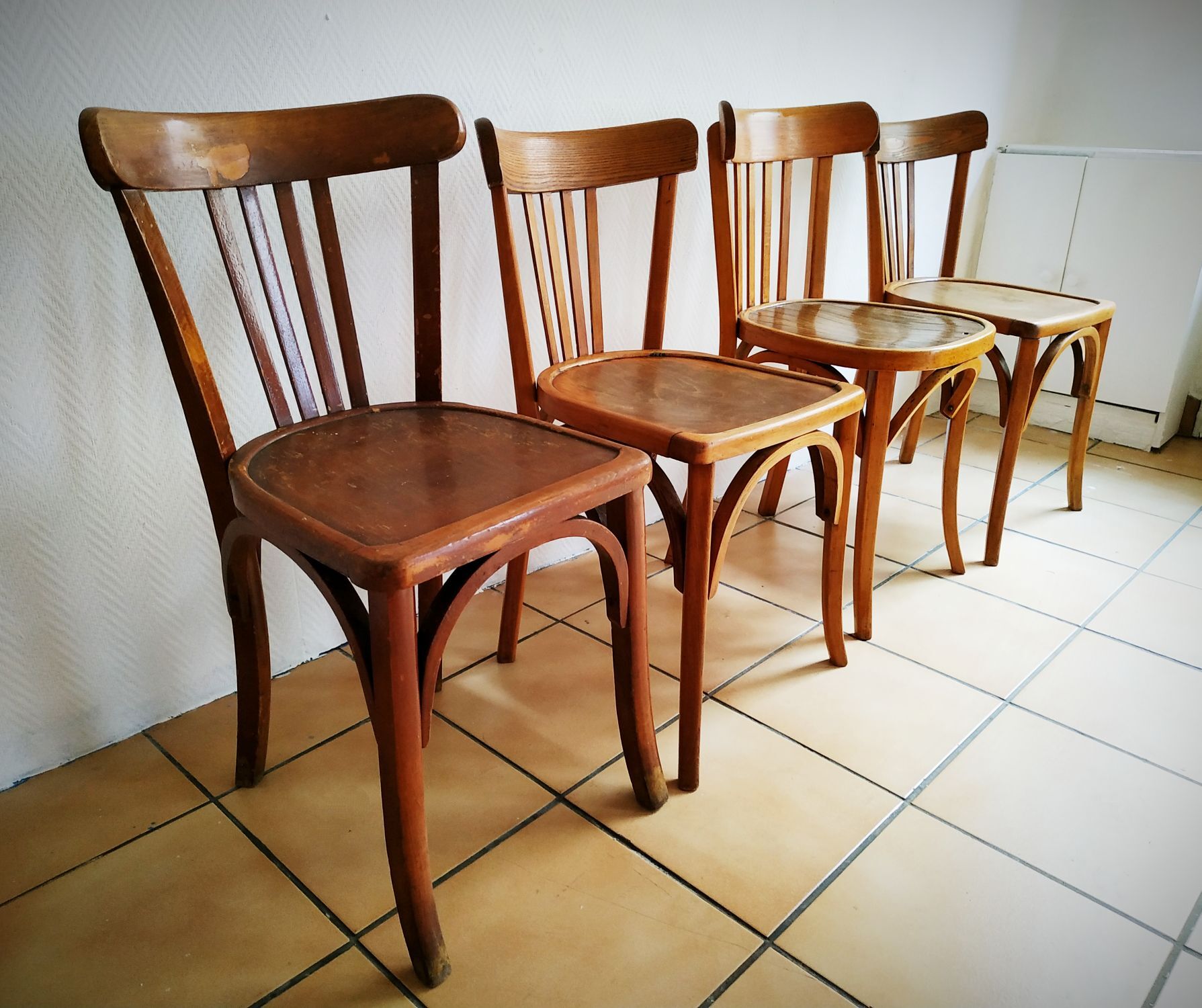 Série de quatre chaises bistrot