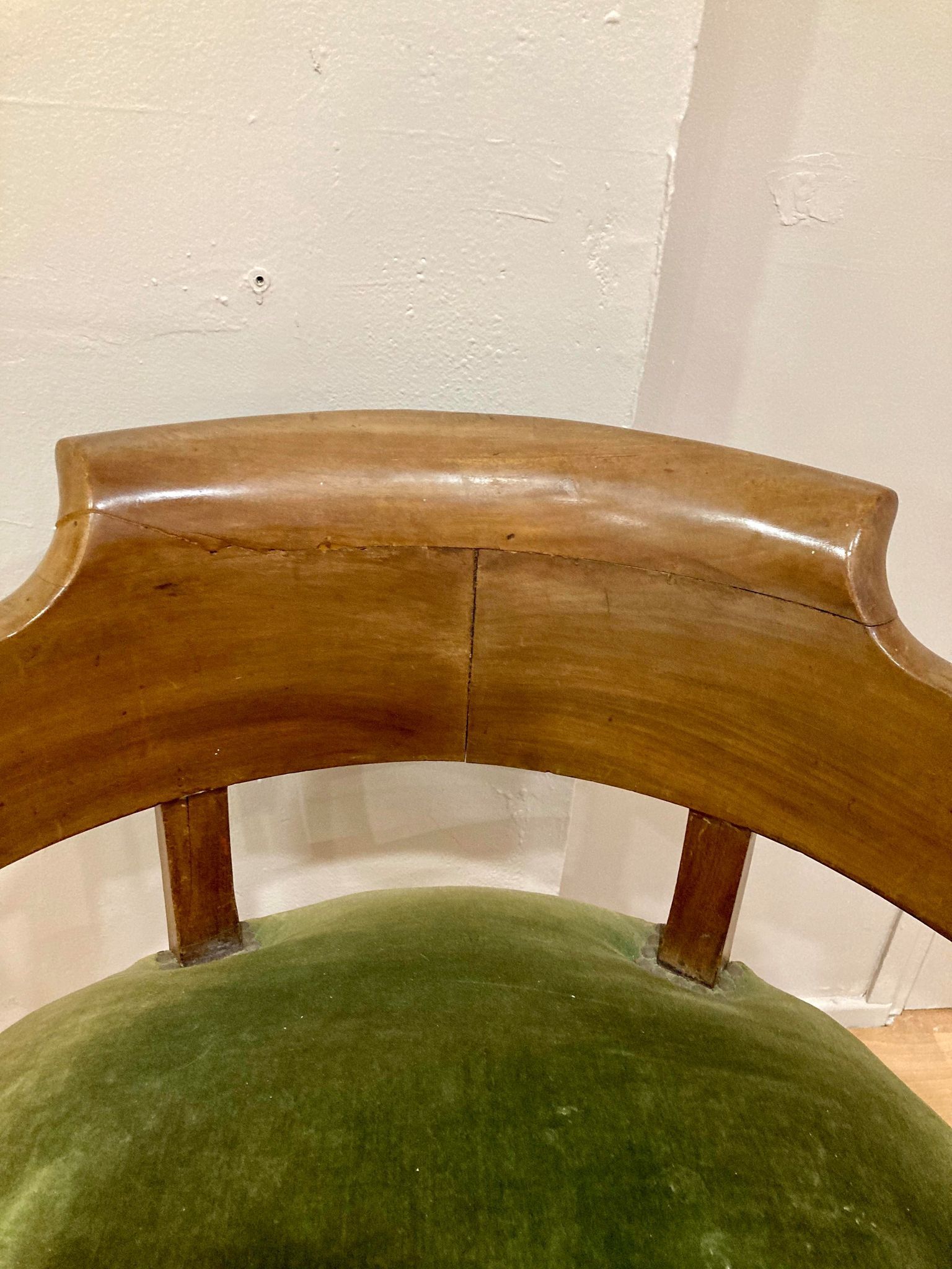 Velvet seated convertible-style chair