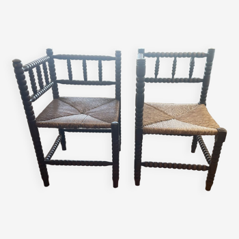 Deux petites chaises d’angle