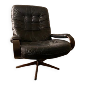Scandinavian swivel lounge chair in black leather with a bent wood frame, 1970s.