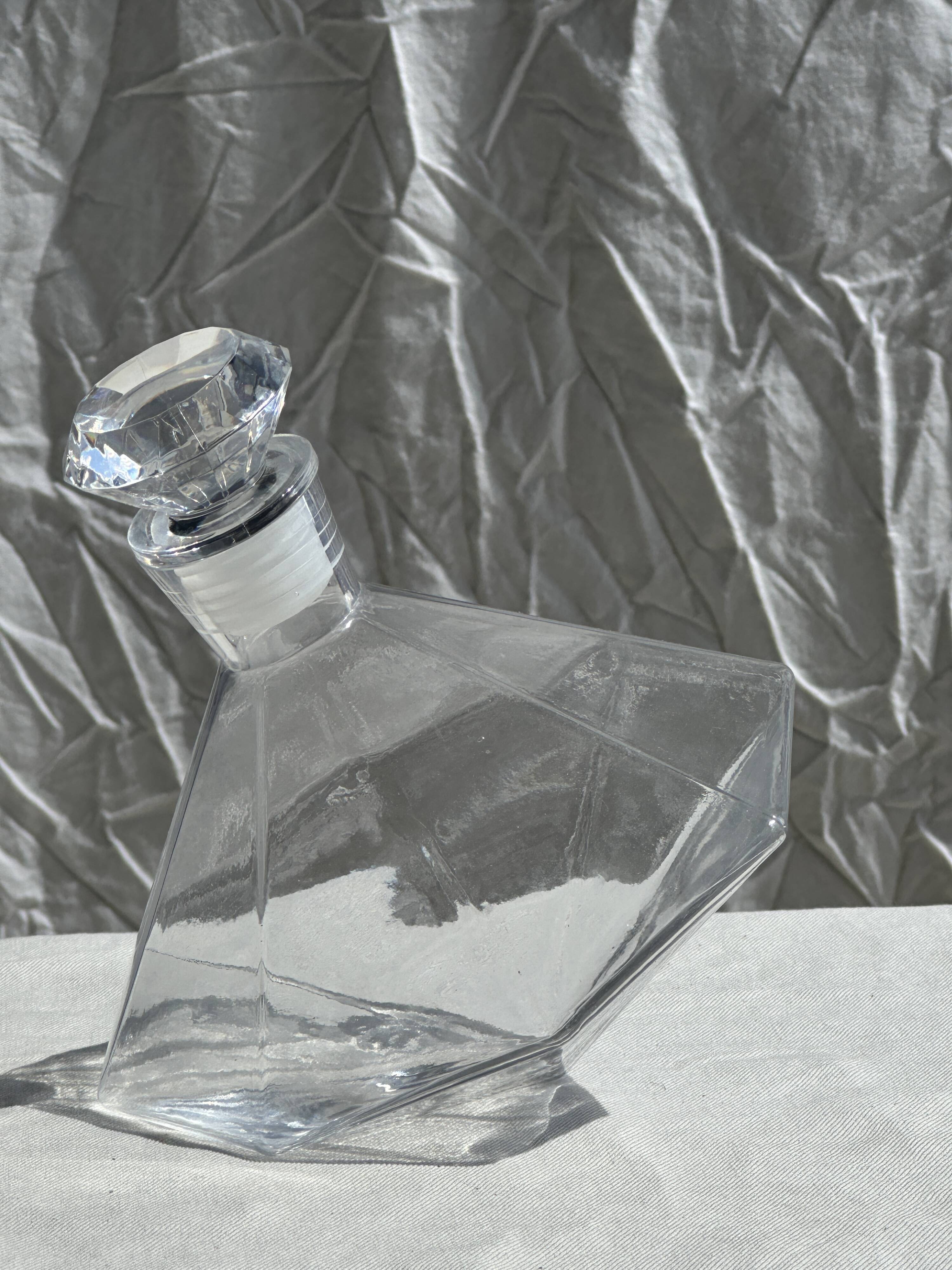Small geometric carafe with diamond-shaped stopper and its 4 glasses