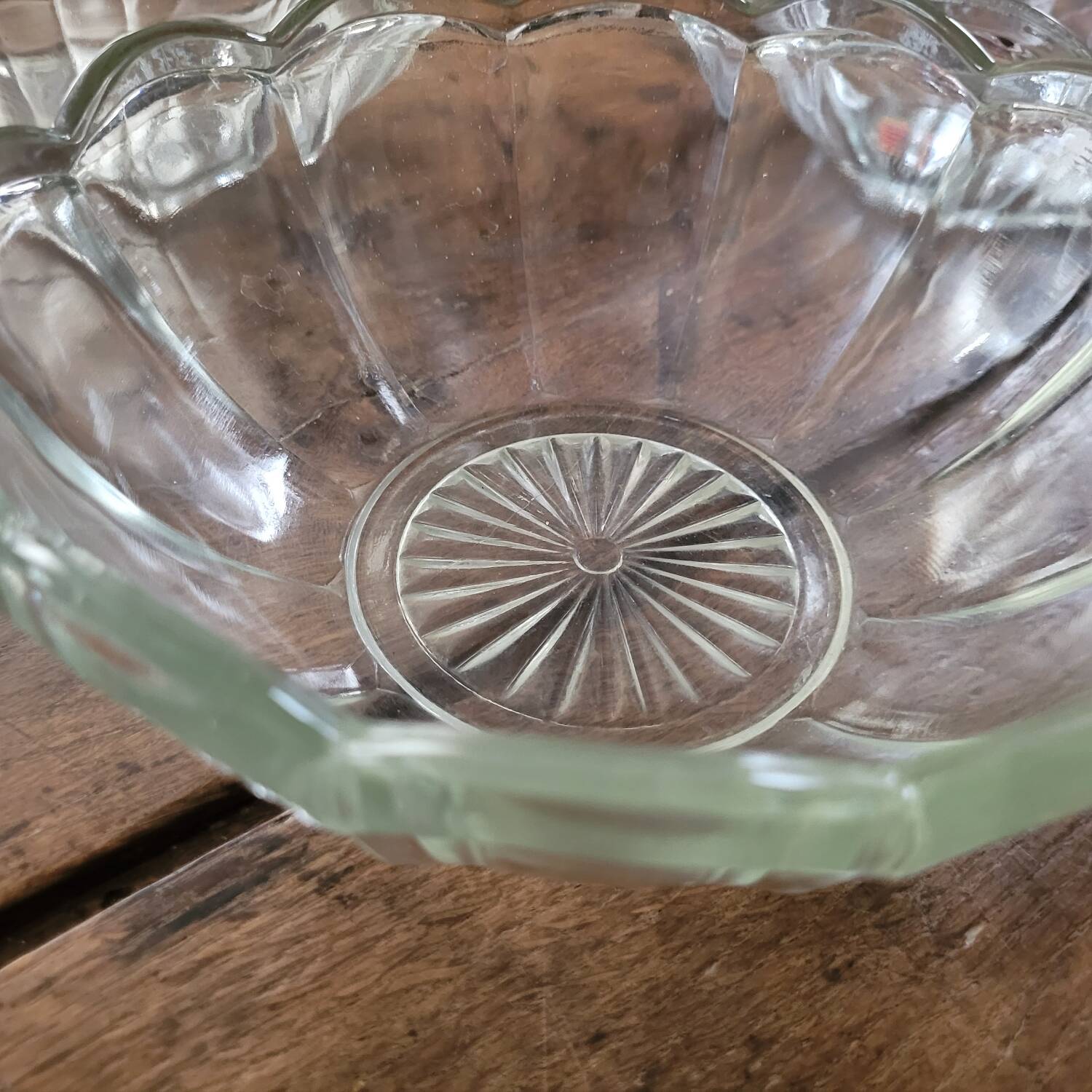 Trio of molded glass salad bowls – floral shape Ø 18/20/23 cm