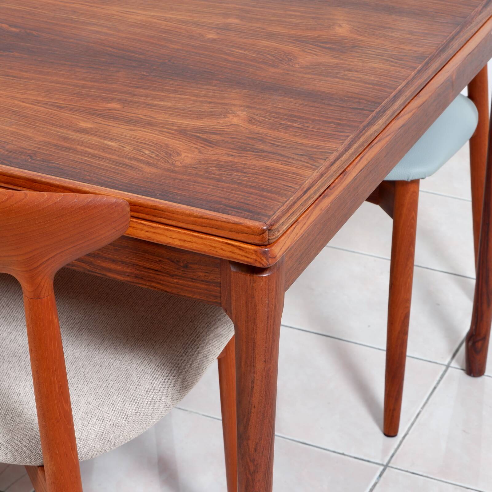 Grande table à manger extensible en palissandre brésilien par H. Sigh & Son