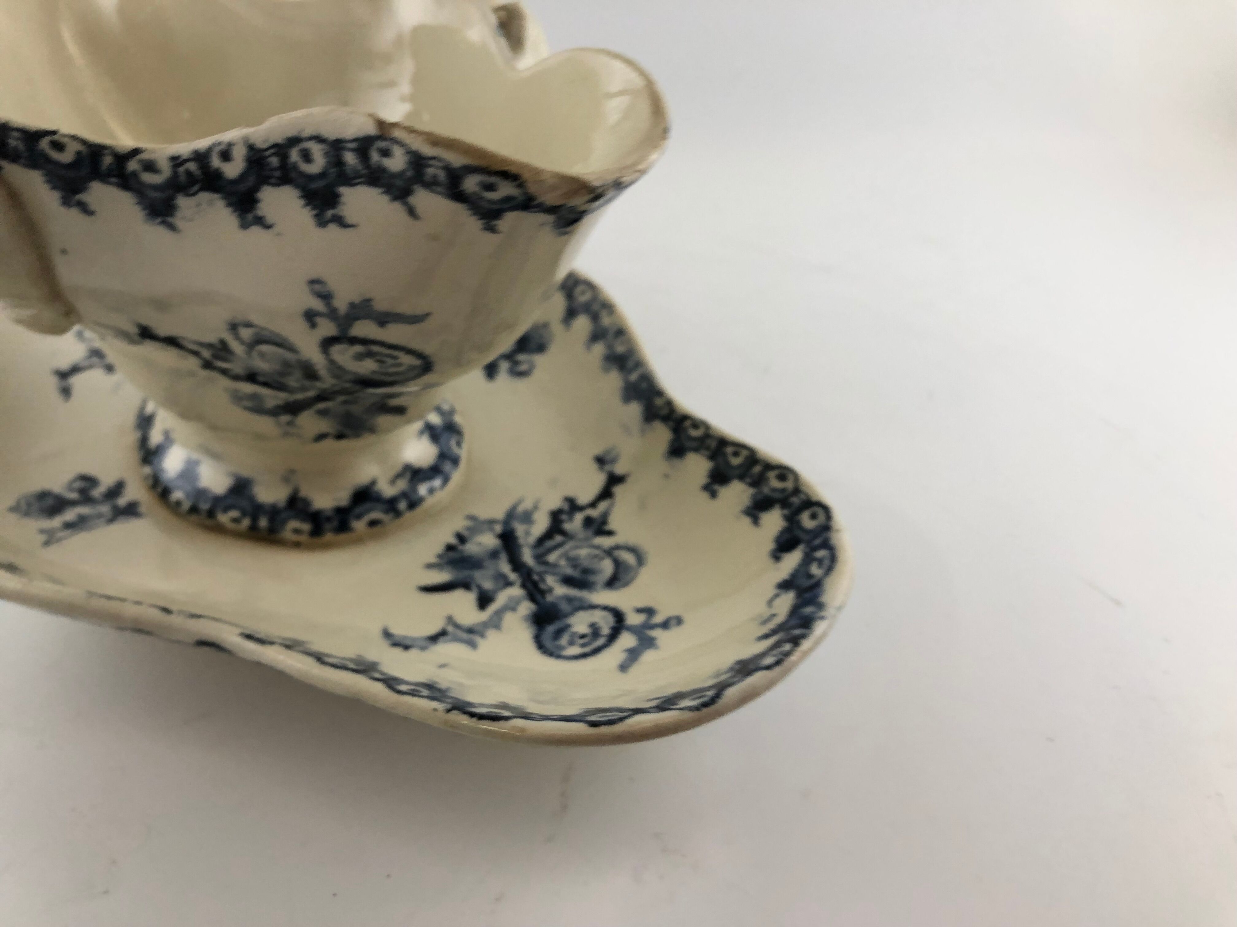 Saucière Gien Modele Chardon bleu en terre de fer 19ème