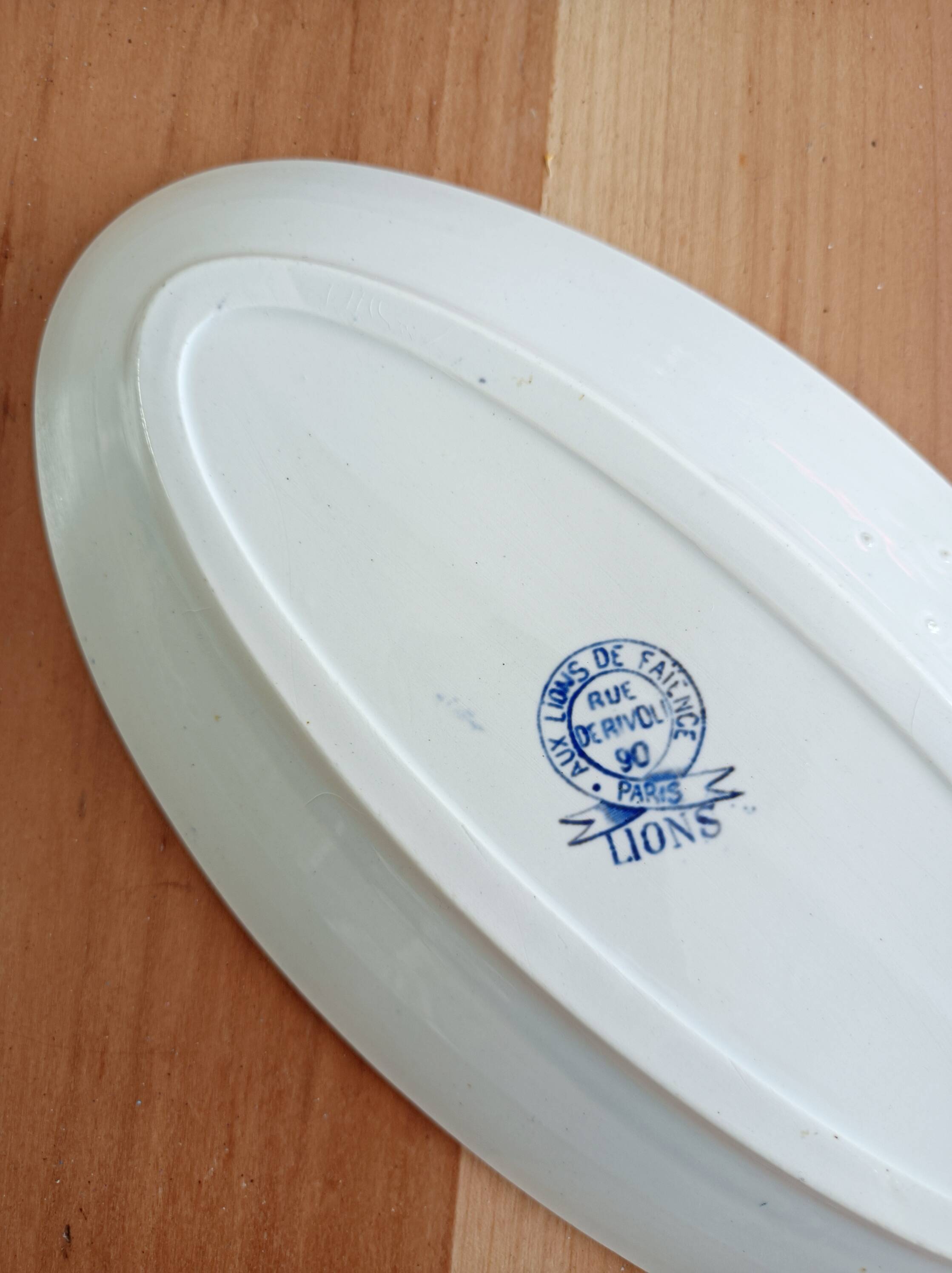 Iron clay dish with earthenware lions