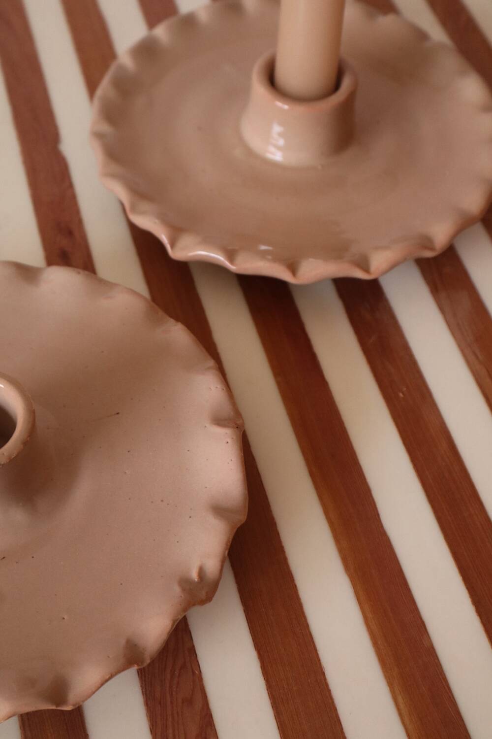 Ceramic candle holder beige serrated plate