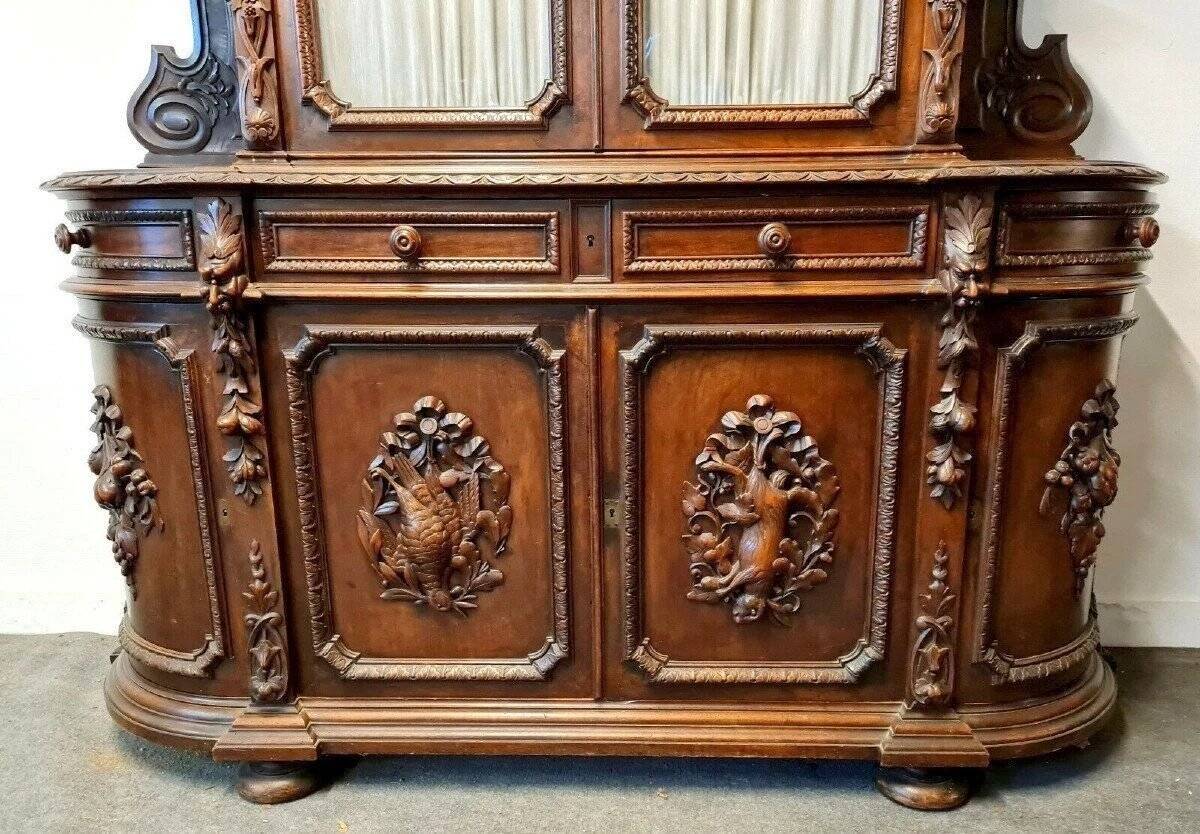 Buffet deux-corps de pavillon de chasse en noyer sculpté style Re