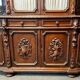 Buffet deux-corps de pavillon de chasse en noyer sculpté style Re