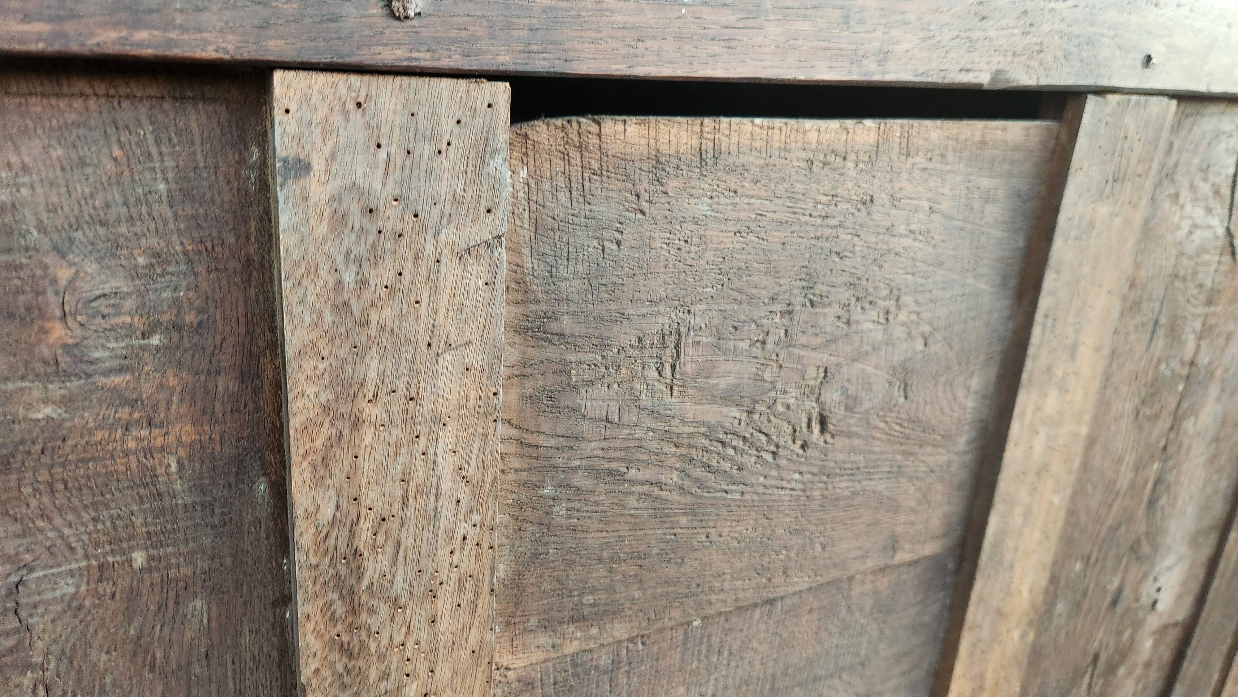 Buffet bas ancien en bois massif XVIII
