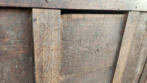 Buffet bas ancien en bois massif XVIII