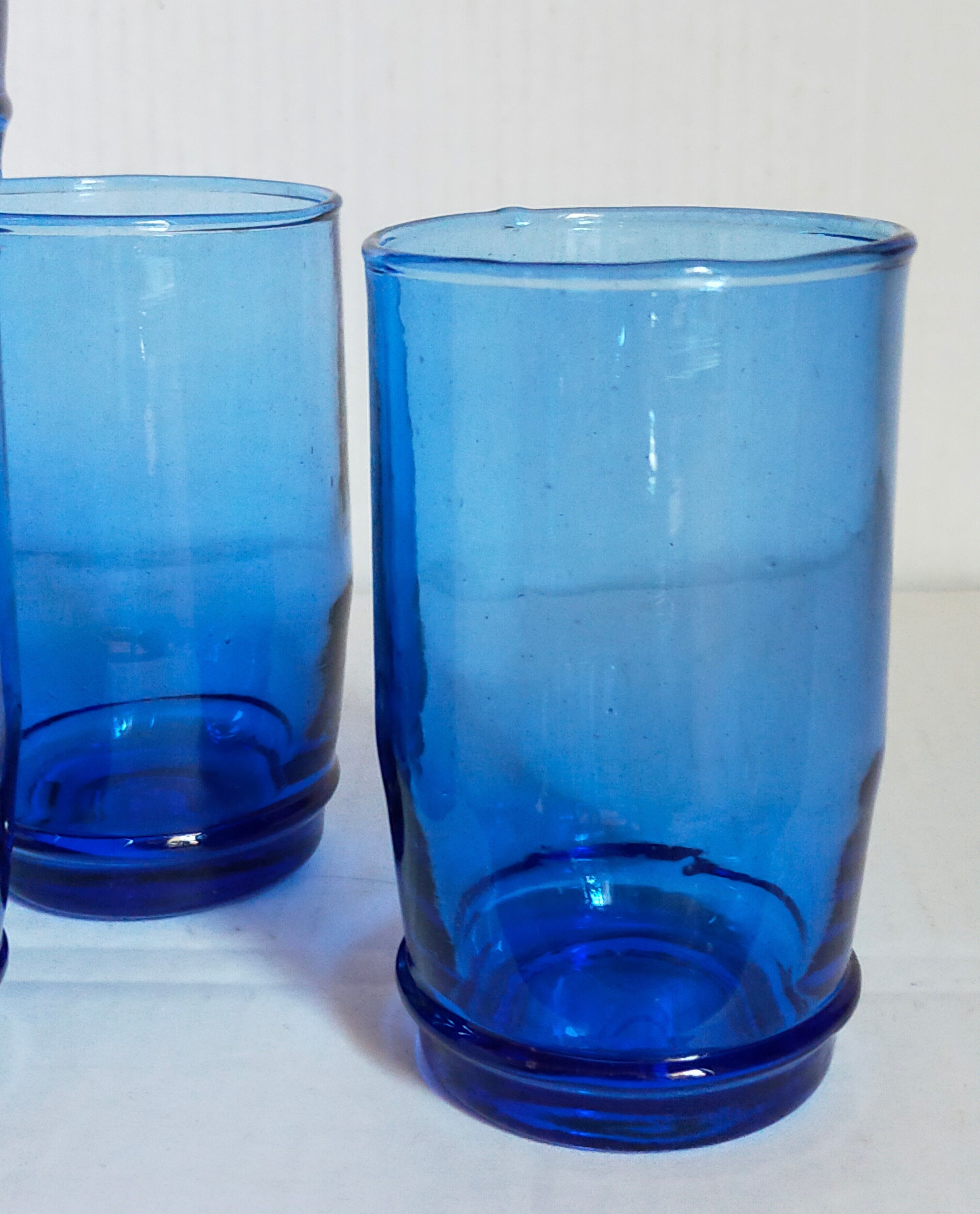 Cinq verres de verrier en verre soufflé vintages