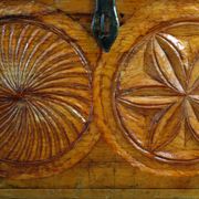 Ancien coffre en pin sculpté, art populaire Hautes Alpes