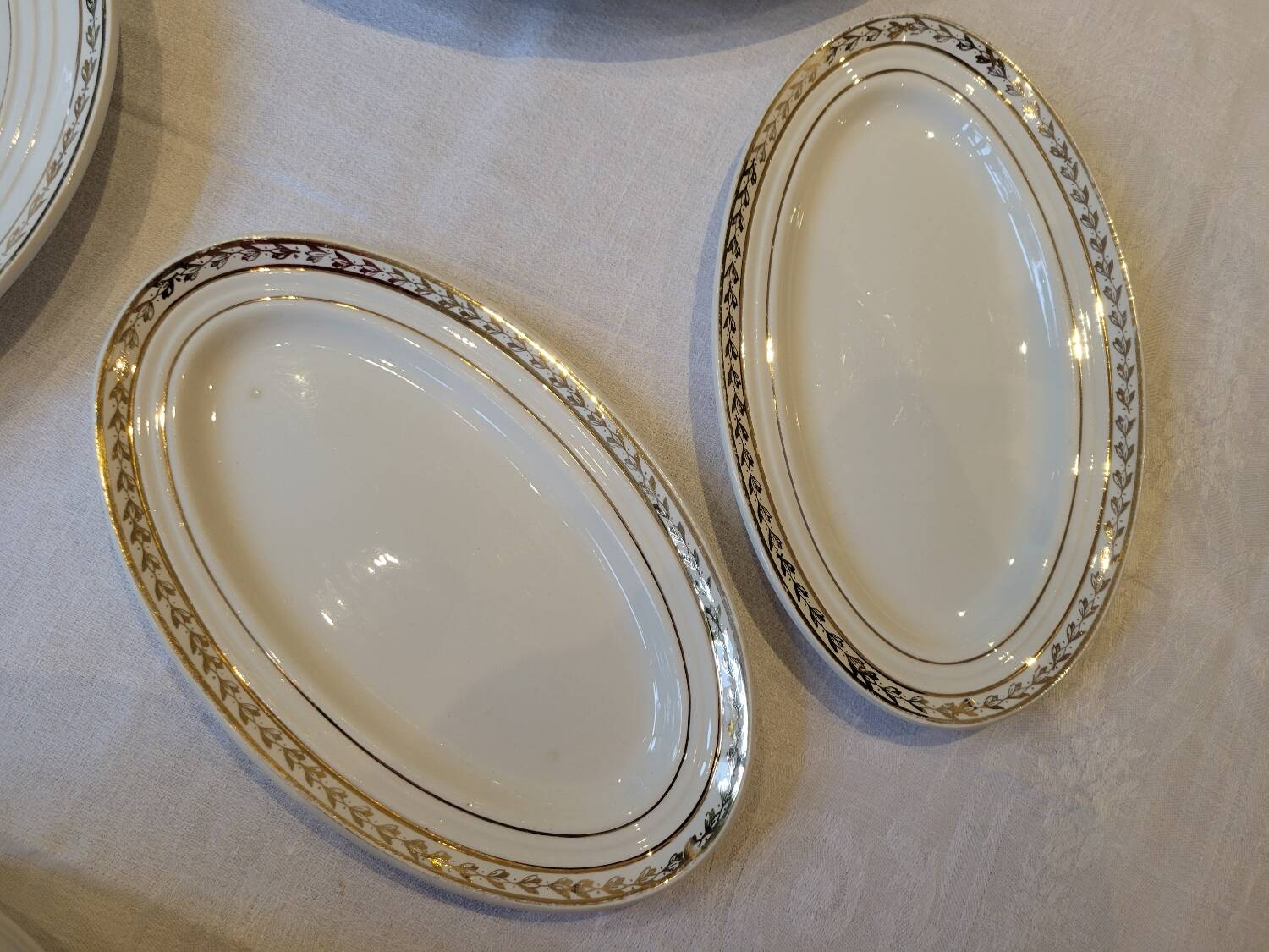 Table service in opaque porcelain with gold leaf.