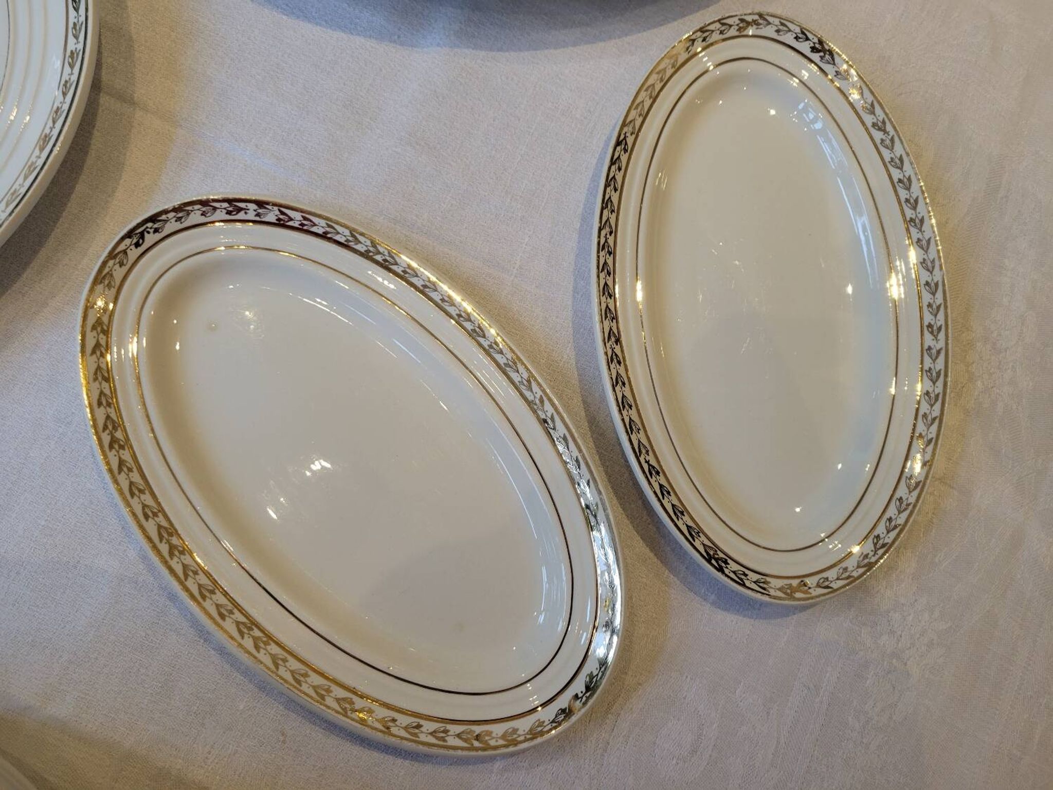 Table service in opaque porcelain with gold leaf.