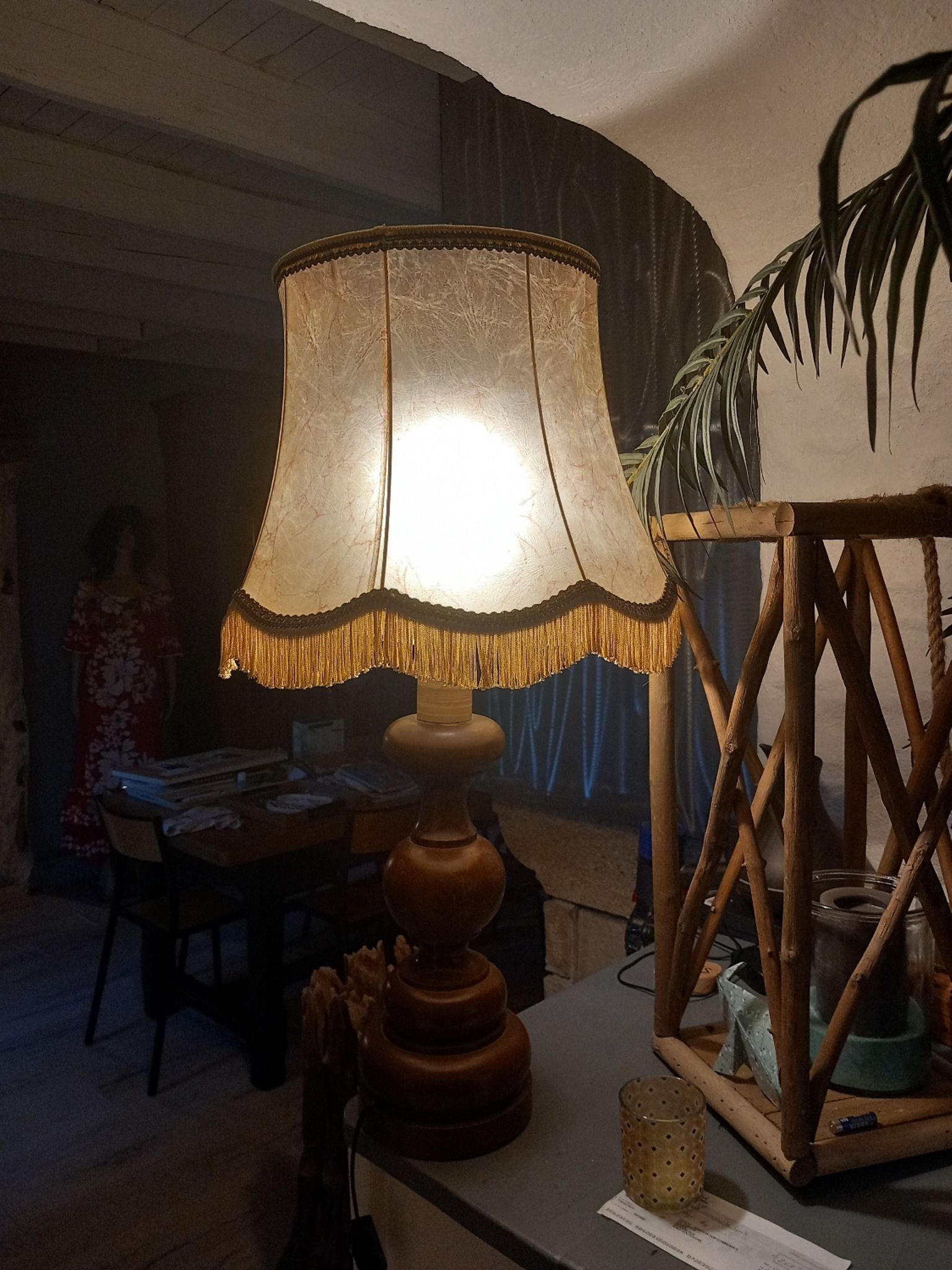 Lampe vintage en bois et abat jour à franges