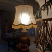 Lampe vintage en bois et abat jour à franges