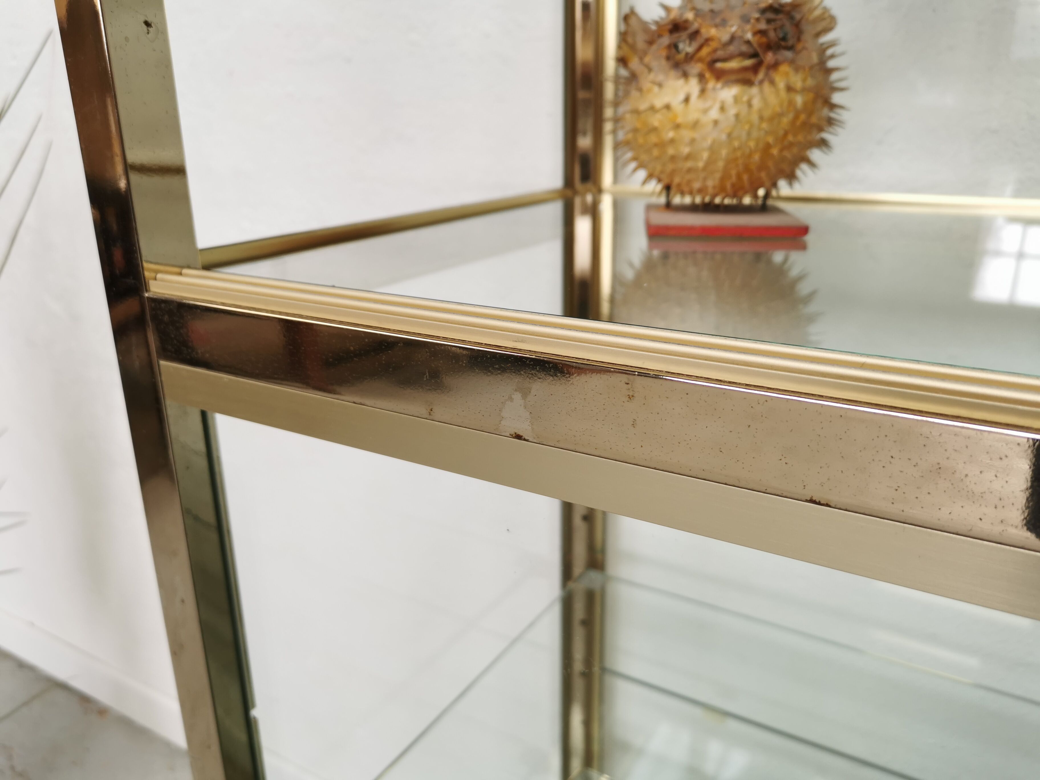 Vitrine laiton étagère verre design 1970