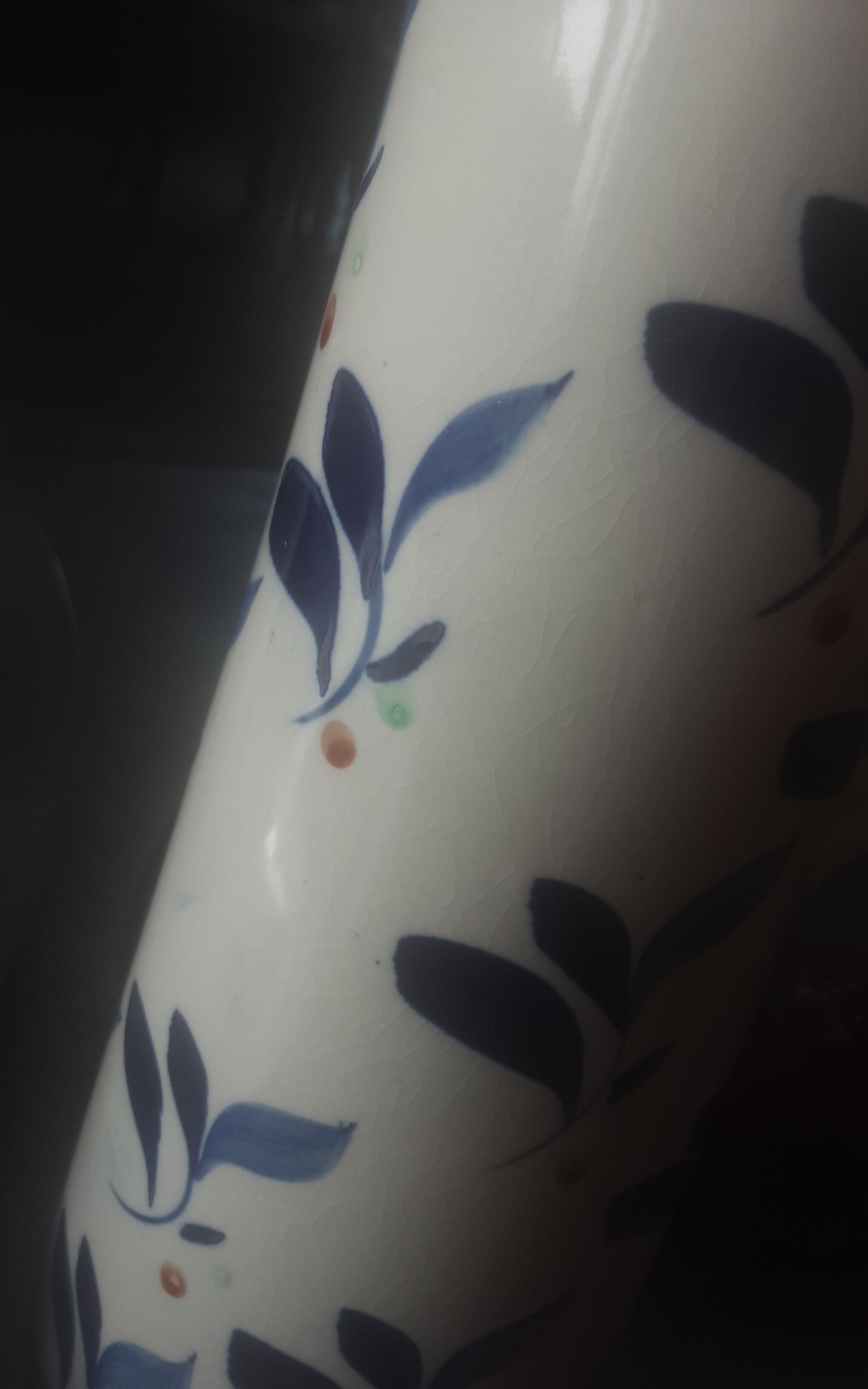 Lot decanter and cracked earthenware pot