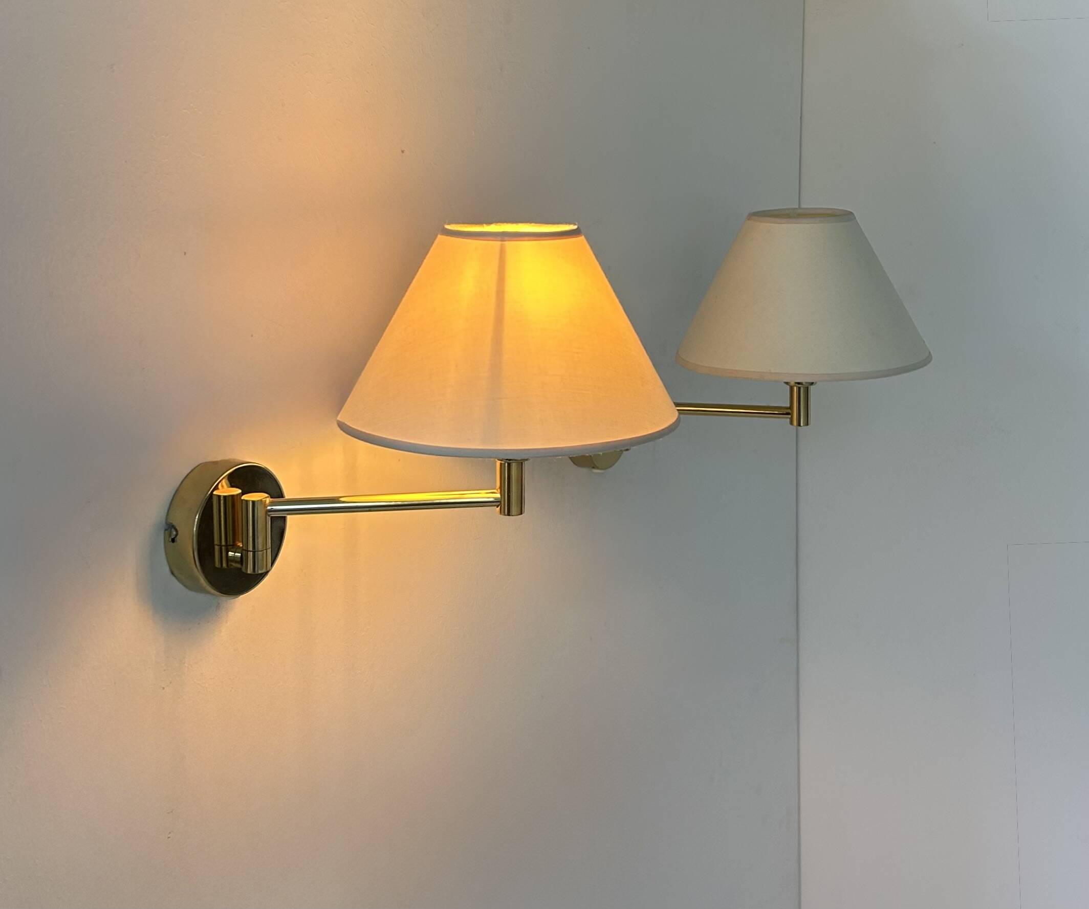 Paire d'appliques vintage orientable, laiton et tissu beige, France, 1970