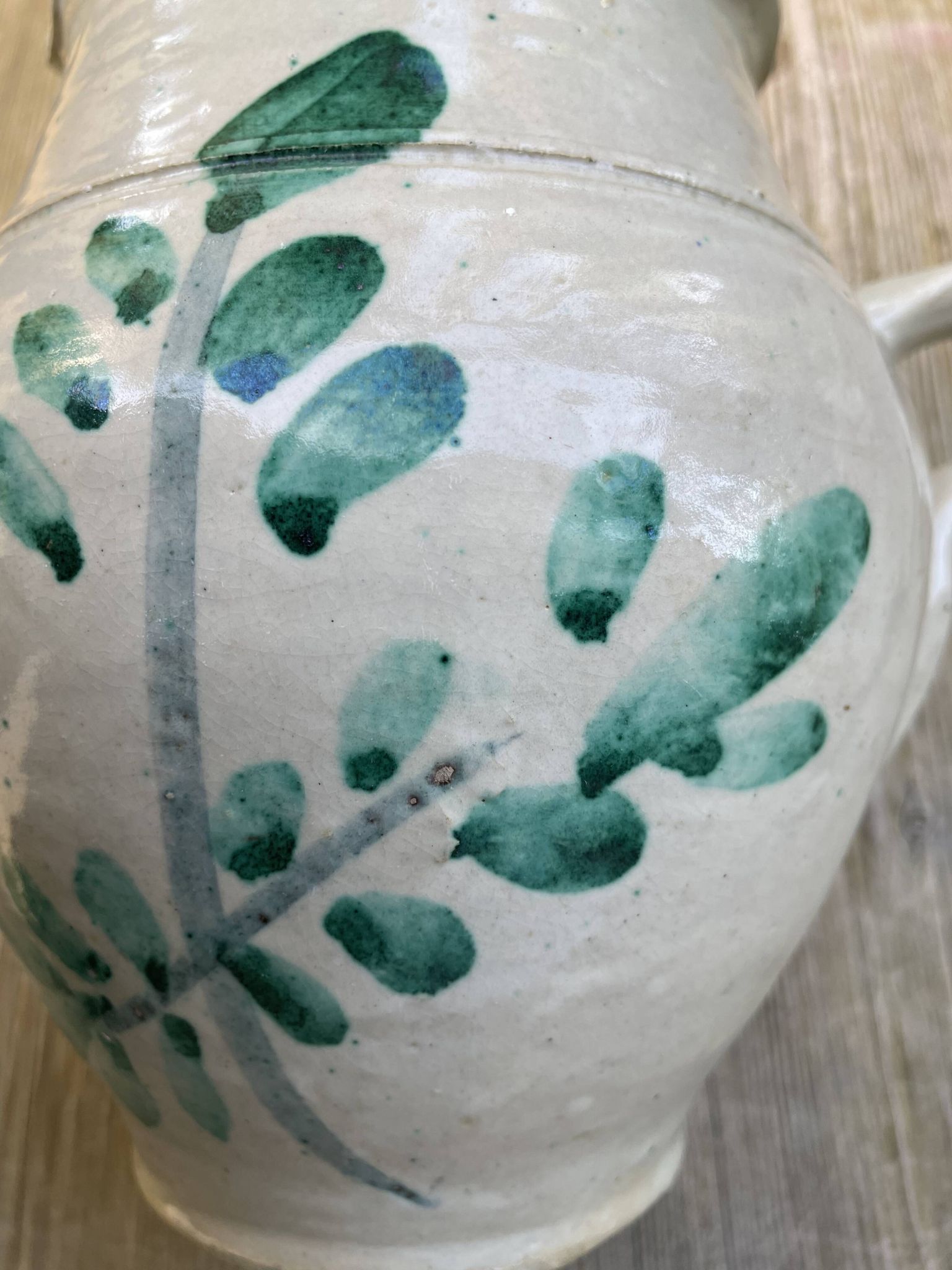 Ancient orza from Lucena, Córdoba, glazed Andalusian pottery with a veined decoration.