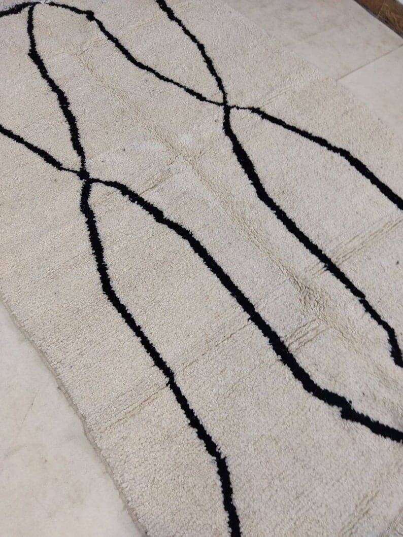 Traditional handmade Berber rug, size 150 x 250 cm