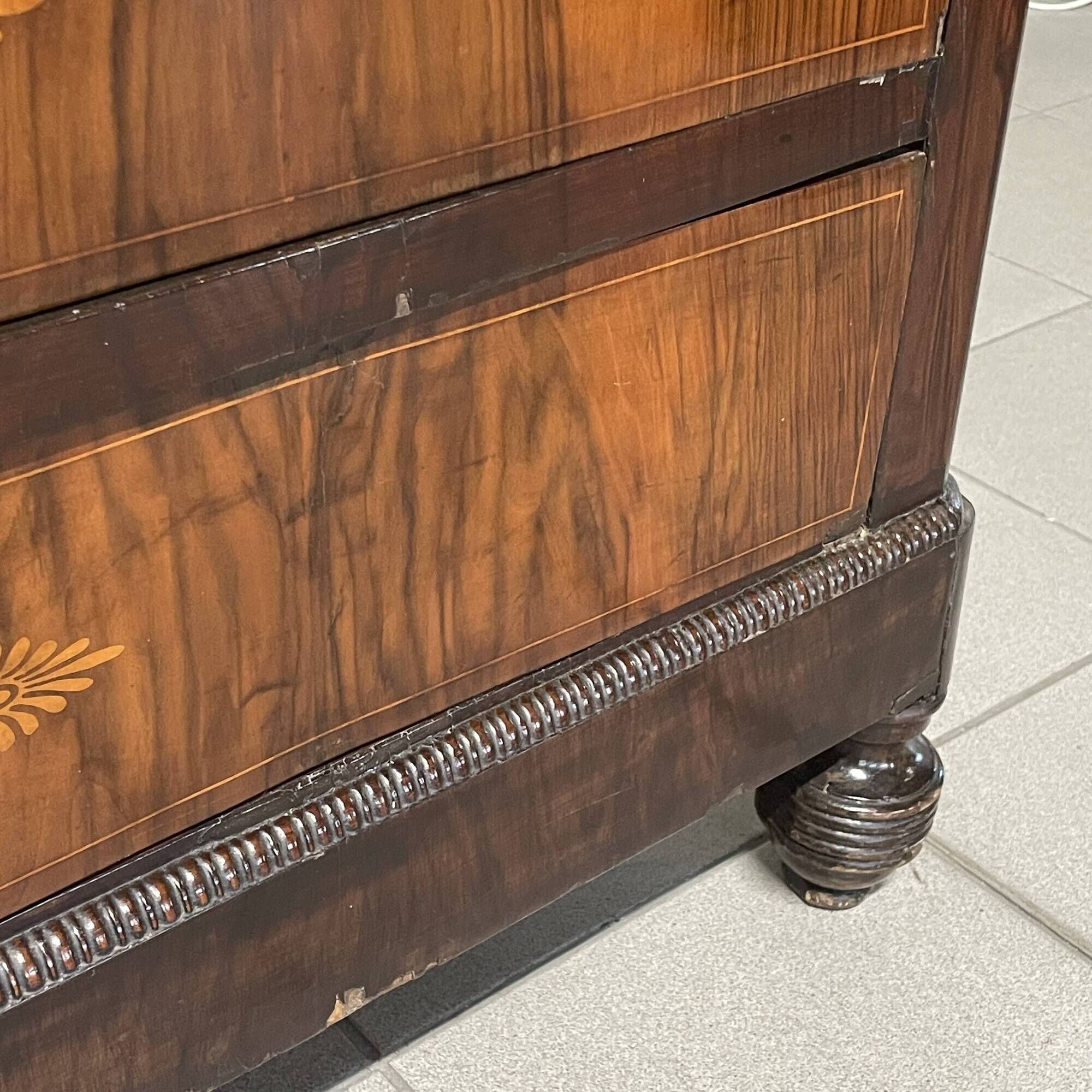 Commode italienne Carlo X datant du 19ème siècle.