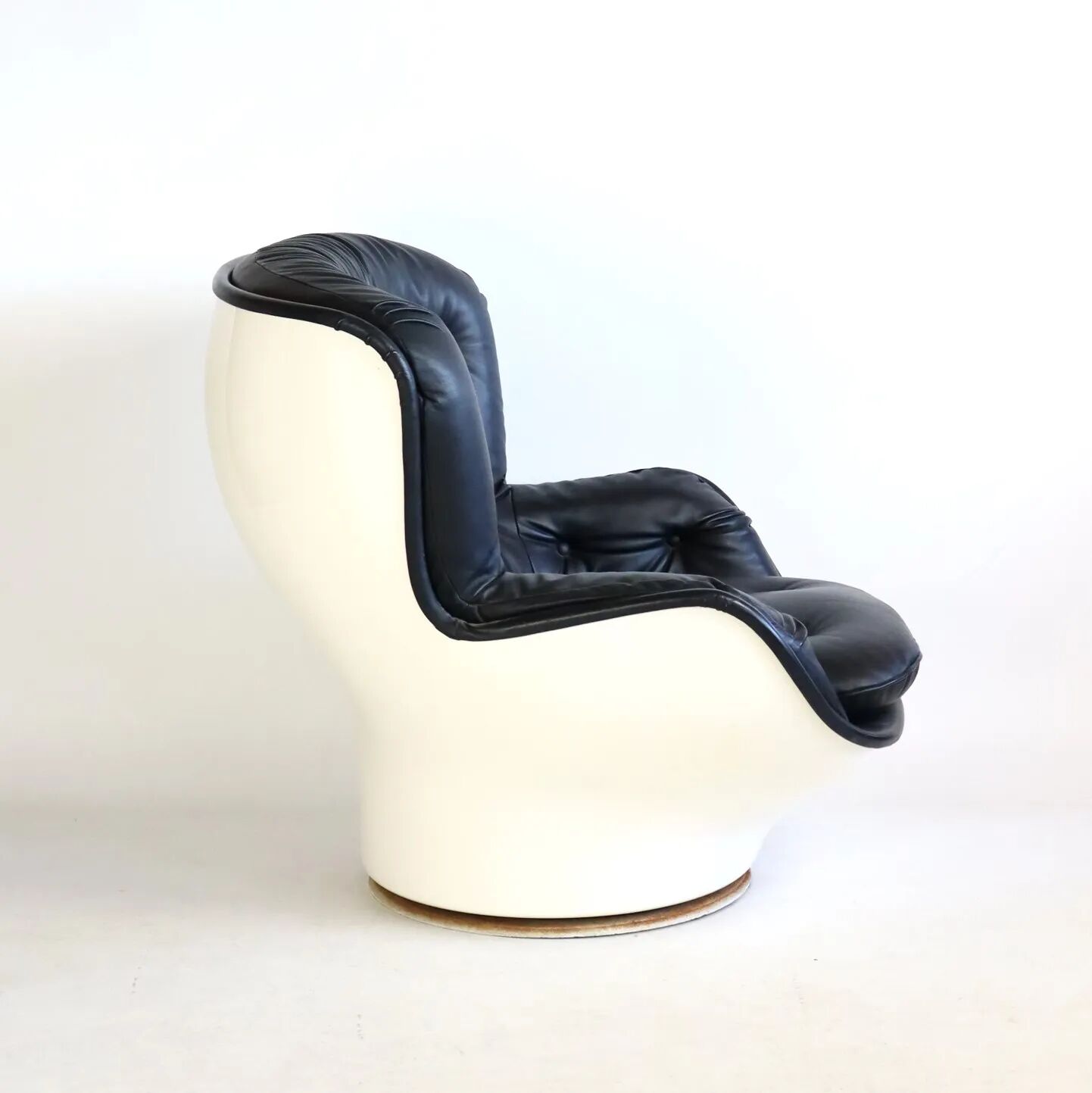 "Karaté" armchair by Michel Cadestin