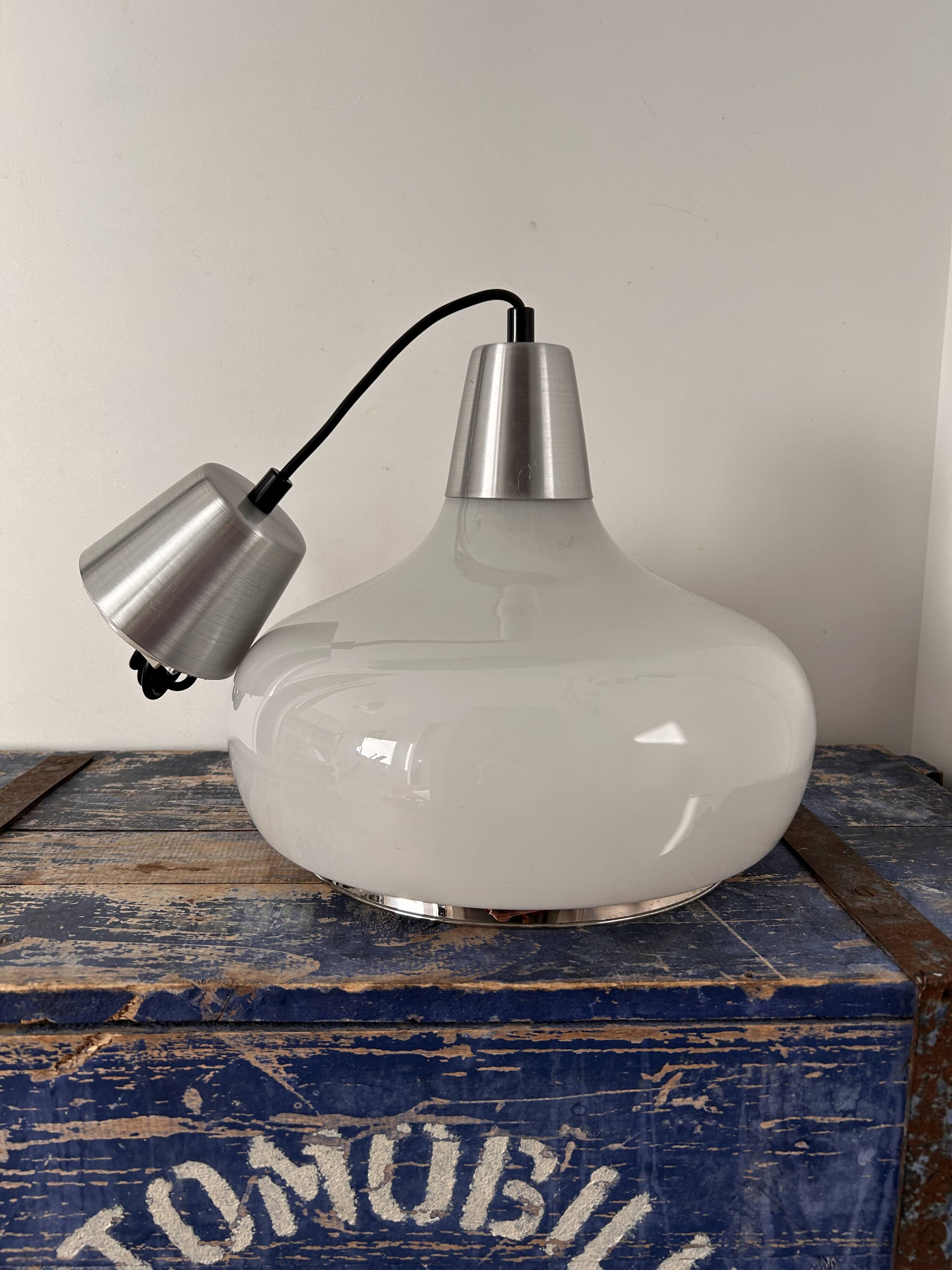Vintage pendant light in white and silver opaline