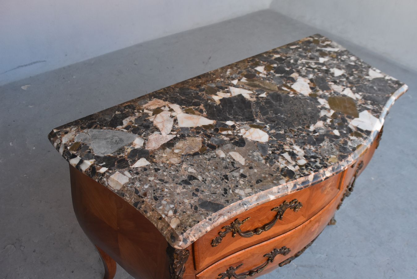 Commode sauteuse Louis XV bois de rose
