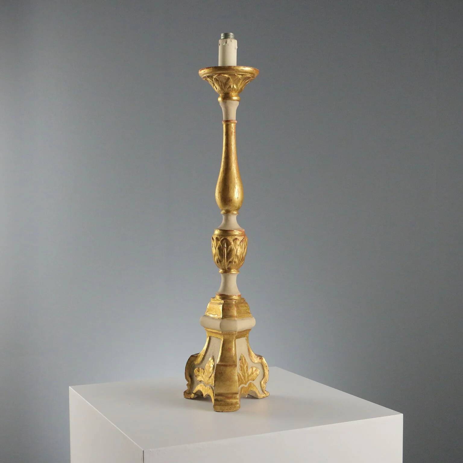 Candélabre ancien en bois sculpté et doré, Italie, XIXe siècle