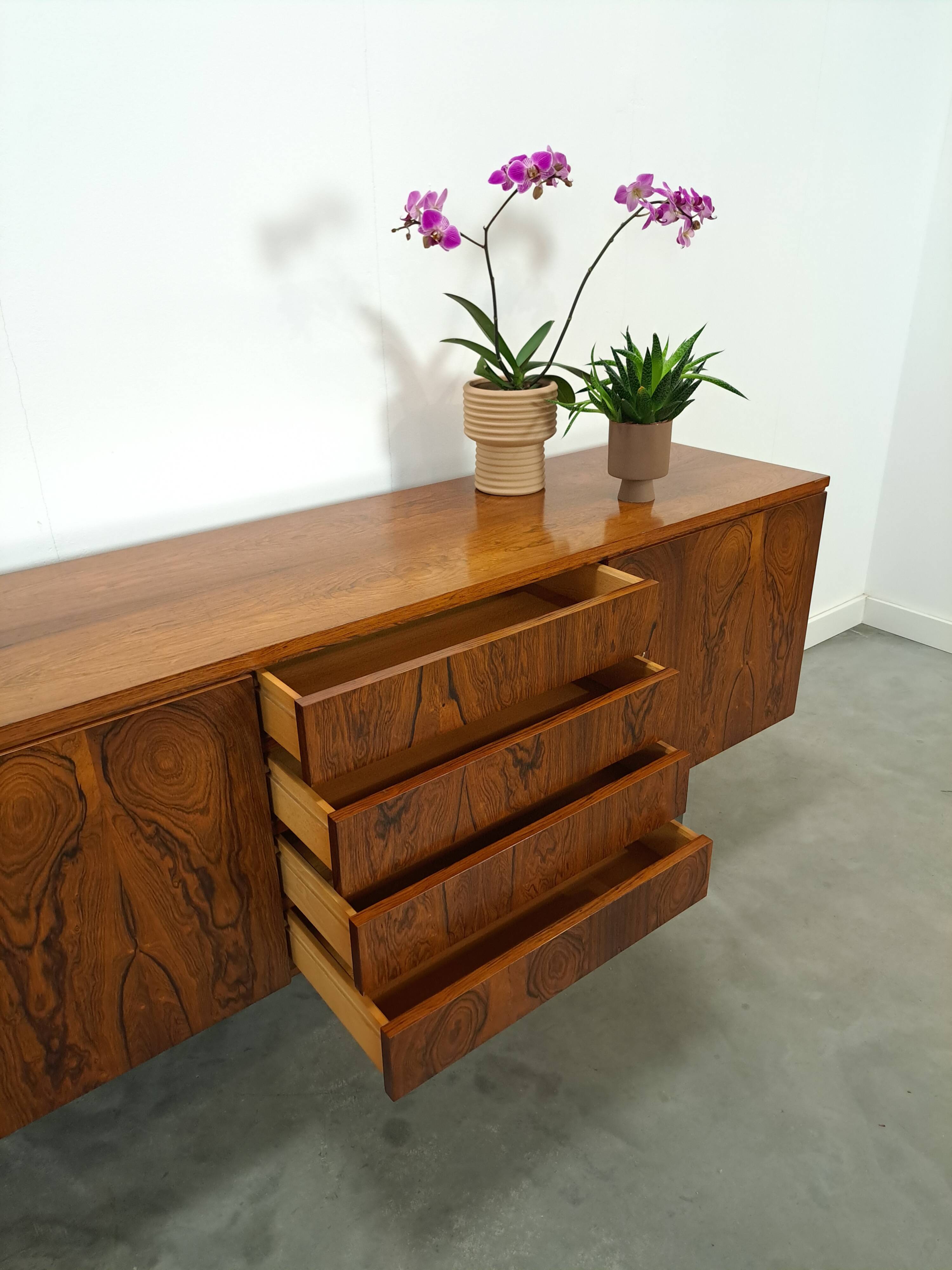Dressoir rio palissandre plus fin avec chromen poten en lades