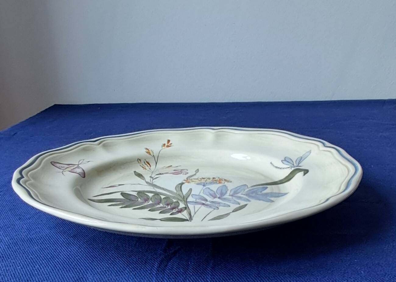 Fluted plate Longchamp, decorated with dragonflies and flowers.