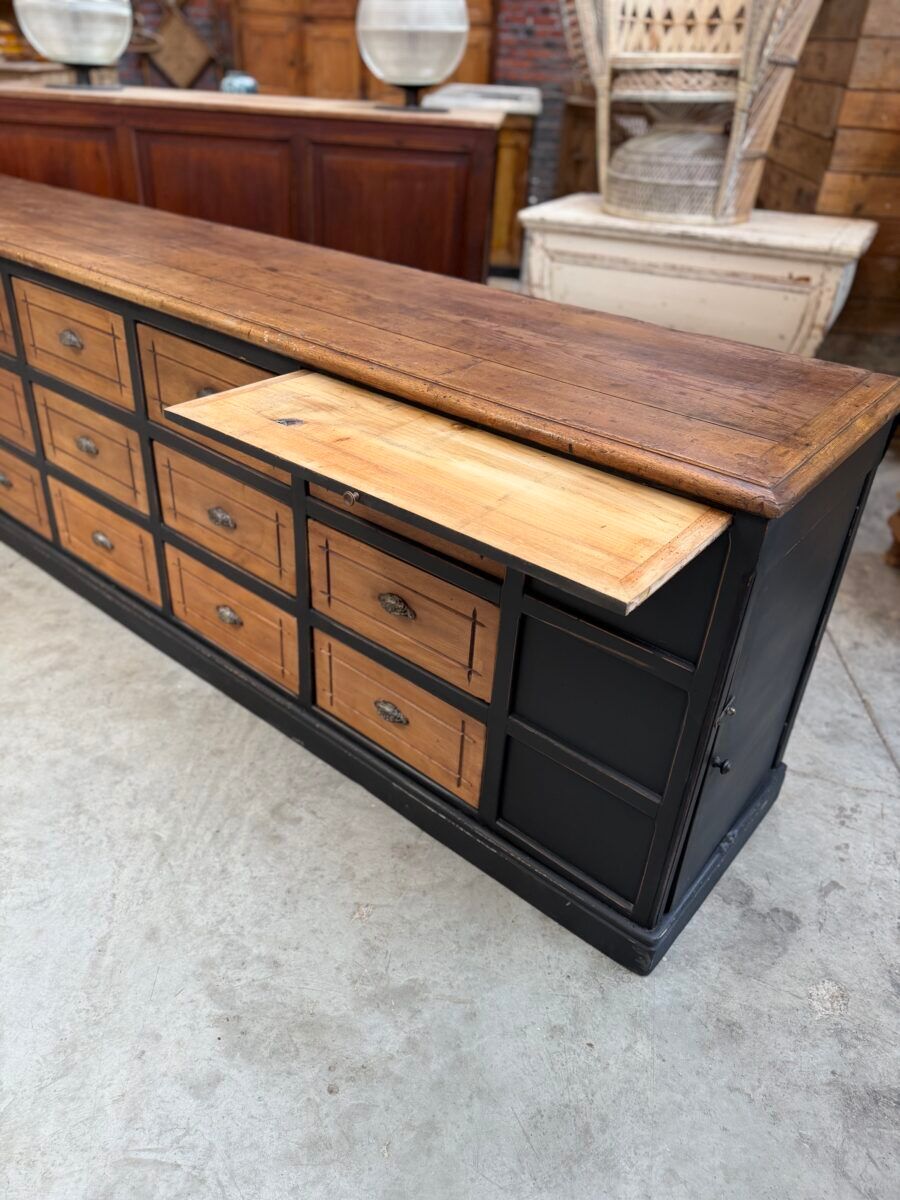 Immense workshop furniture from the early 20th century.