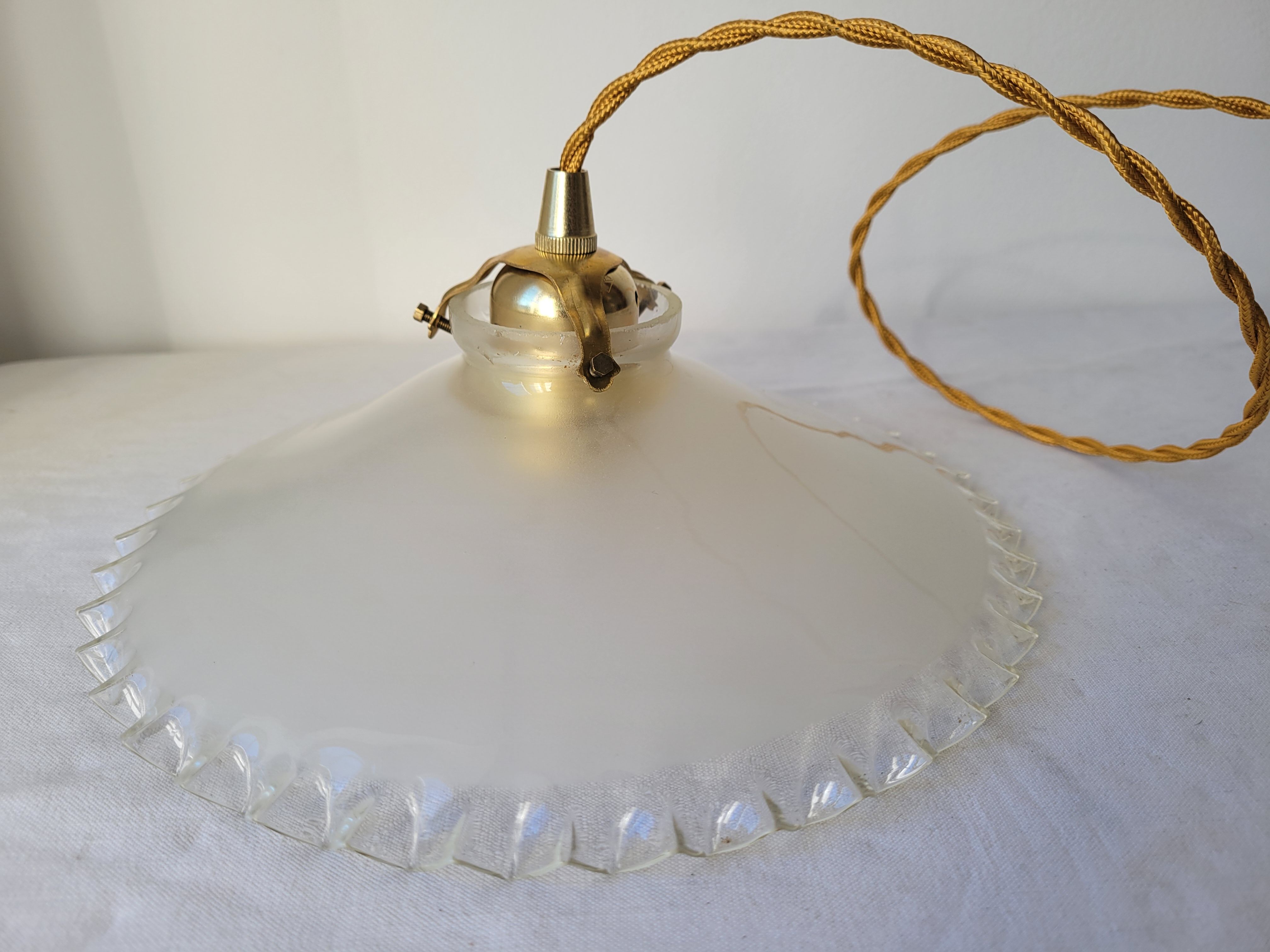 Serrated opaline suspension