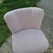 Fauteuil rose de style mid-century en tissu (fausse fourrure) avec une structure en hêtre massif, années 1960.