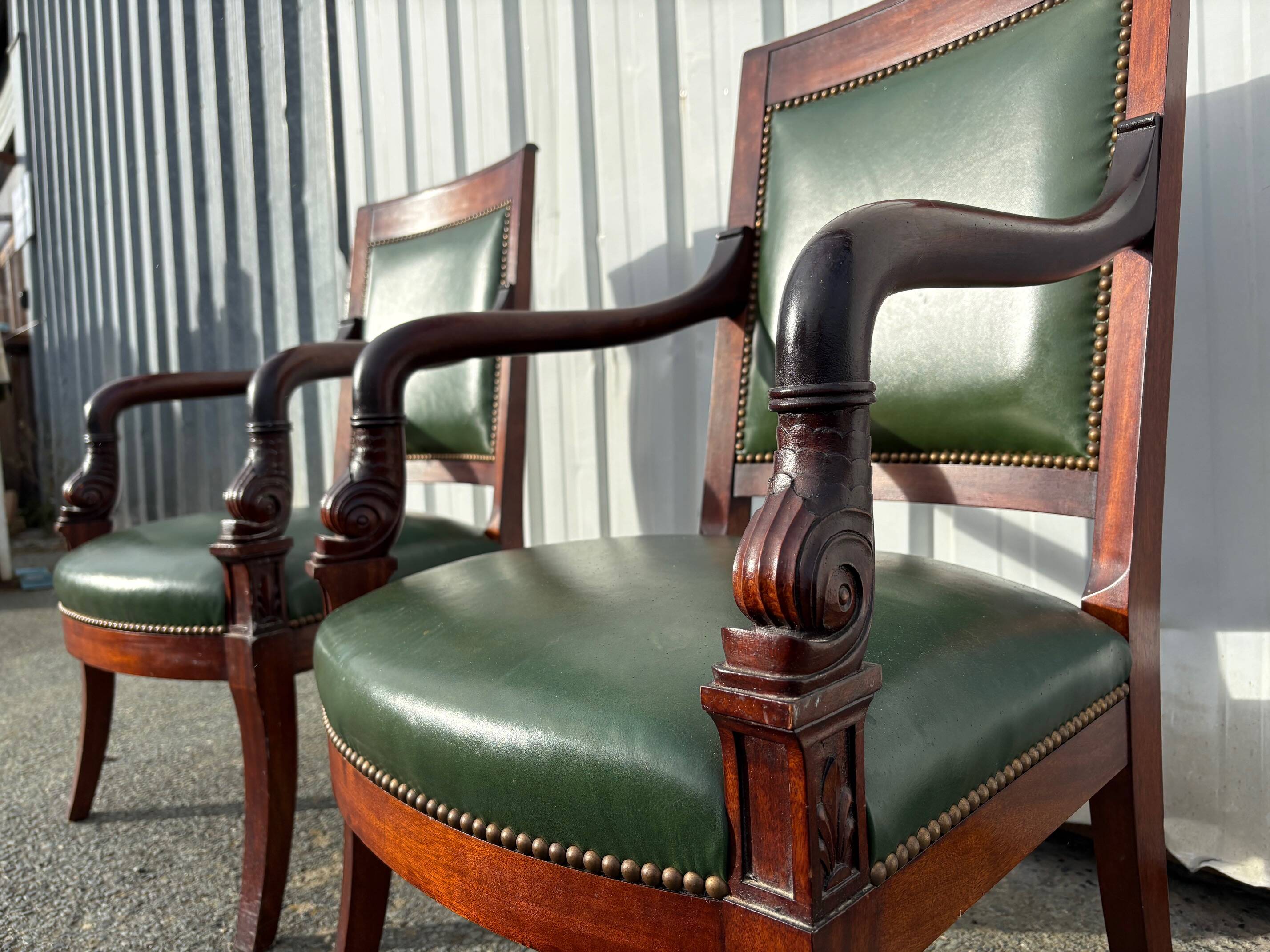 Paire de fauteuils de style Empire en acajou et cuir vert