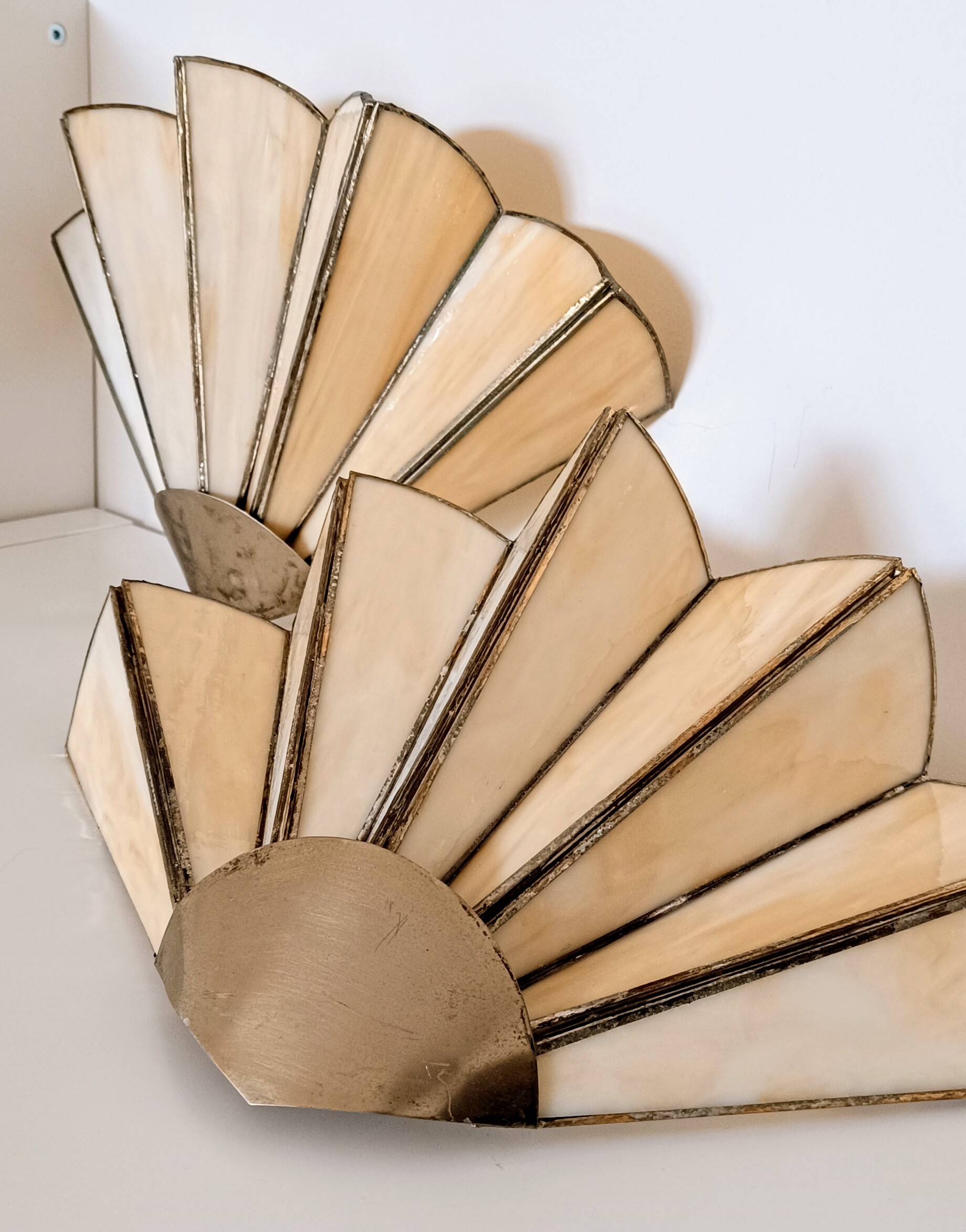 Lot de 2 appliques murales vintage coquillage ou éventail en pâtes de verre et métal doré vieilli