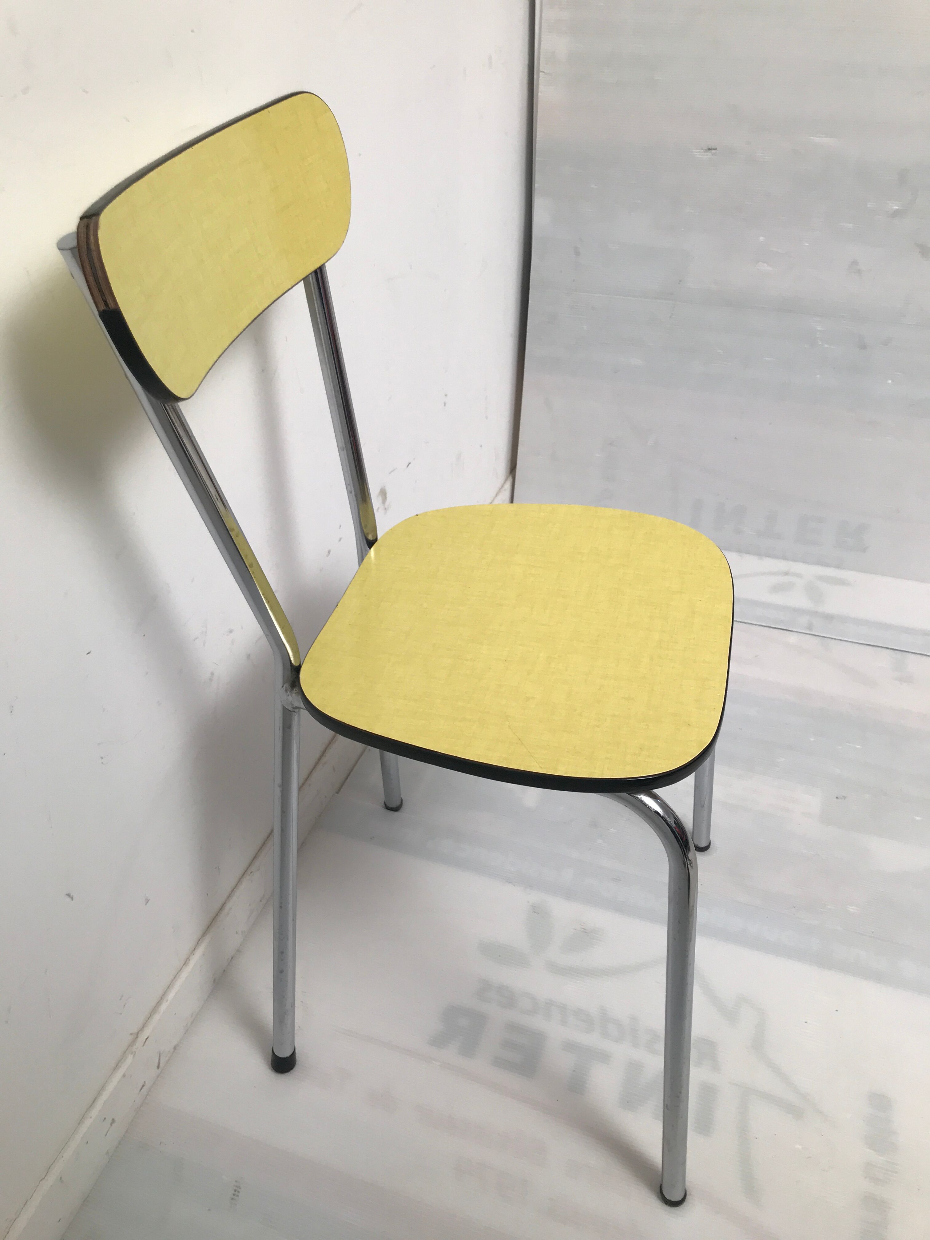 Table en formica jaune moutarde  des années 50- 60
