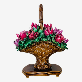 Centerpiece bouquet of flowers slurry basket