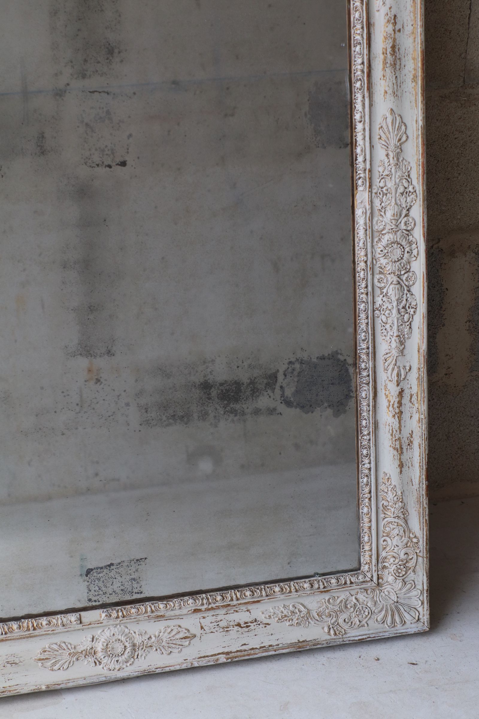 Large mirror early 19th old in patinated wood and mercury