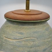 Lampe en céramique décor poisson en relief vers 1970