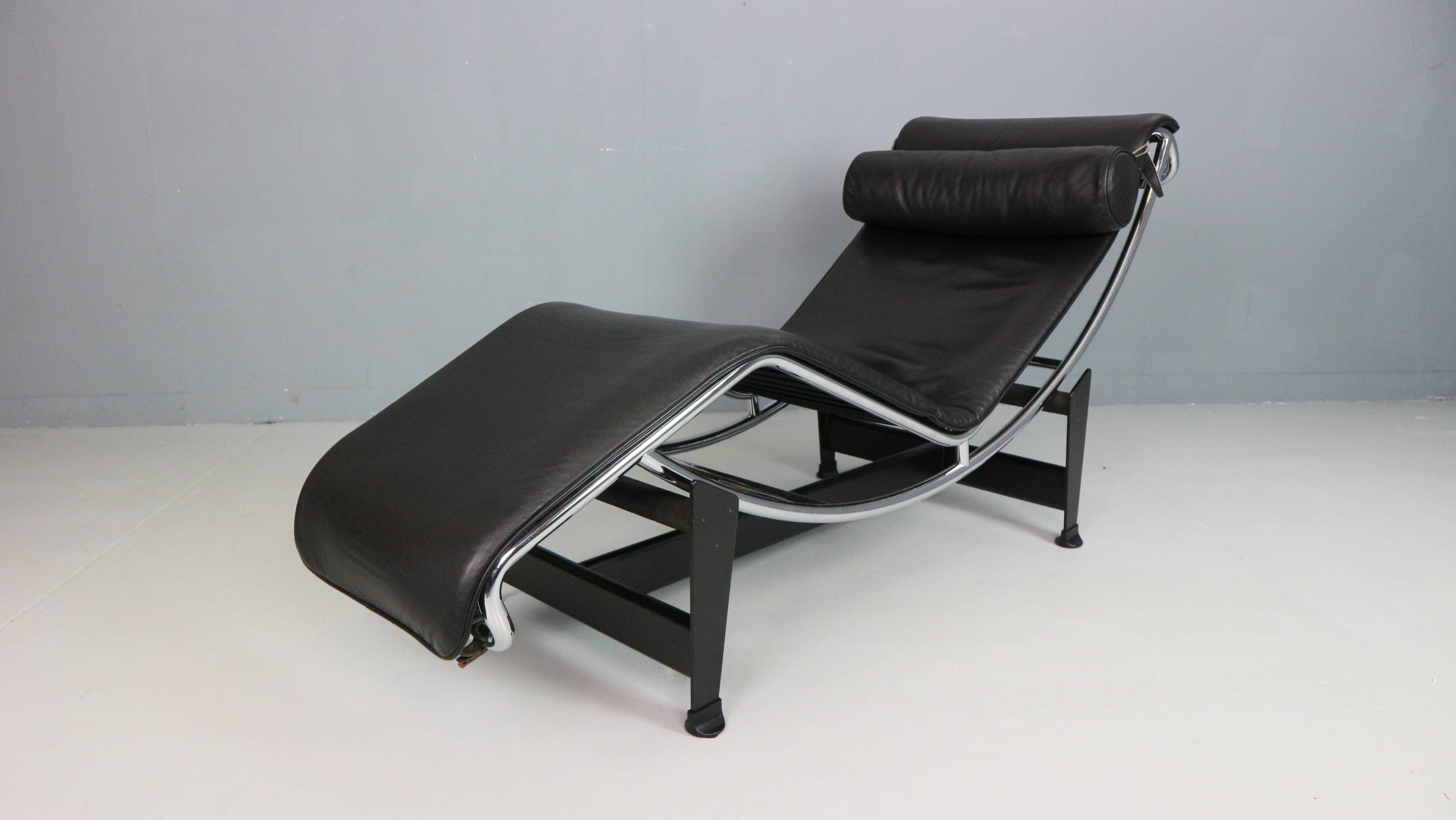 Chaise longue LC4 en cuir noir par Le Corbusier pour Cassina, années 1980