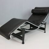 Chaise longue LC4 en cuir noir par Le Corbusier pour Cassina, années 1980