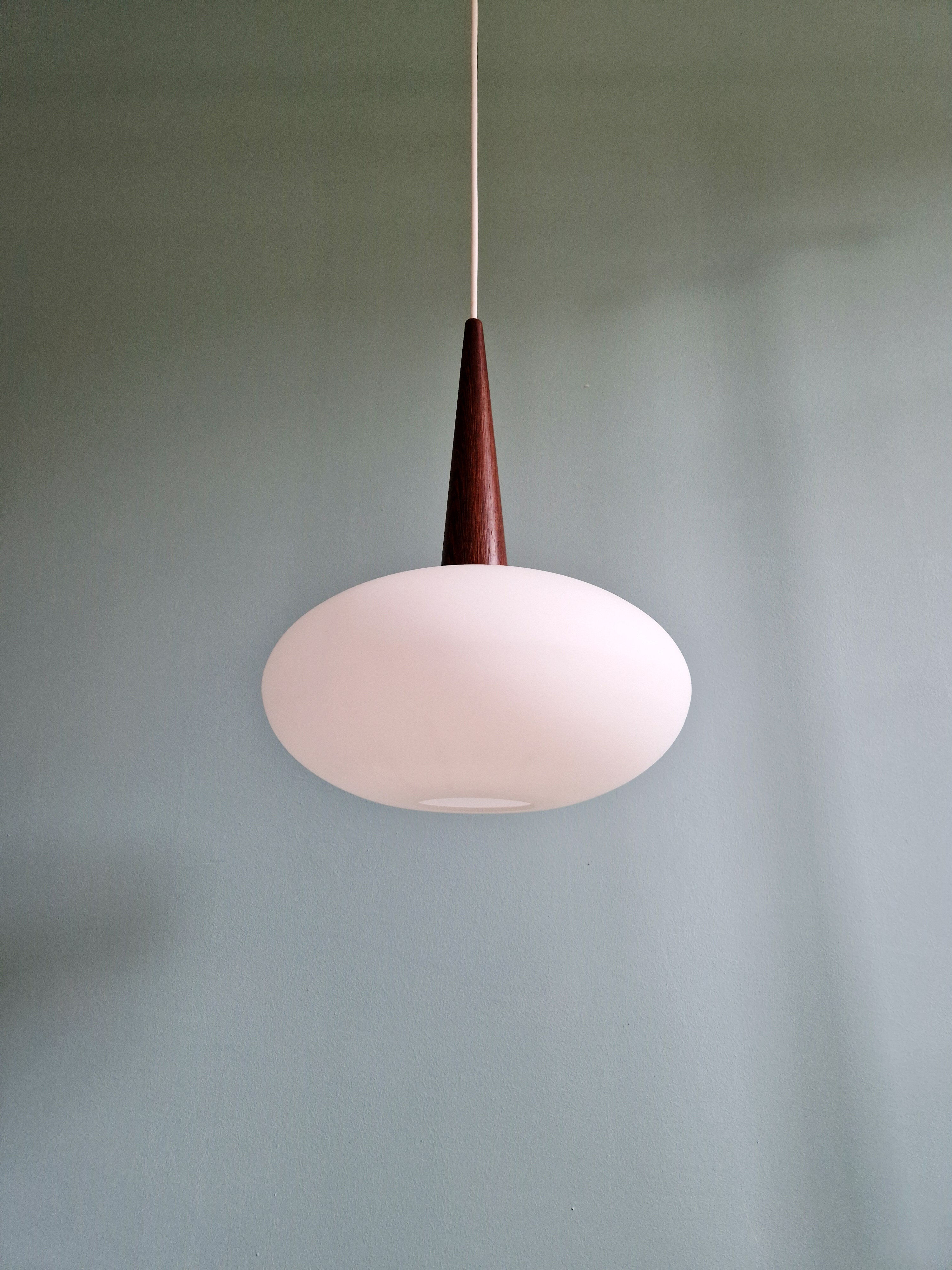 Scandinavian pendant light in teak and white opaline, Louis Kalff, Philips, 1960.