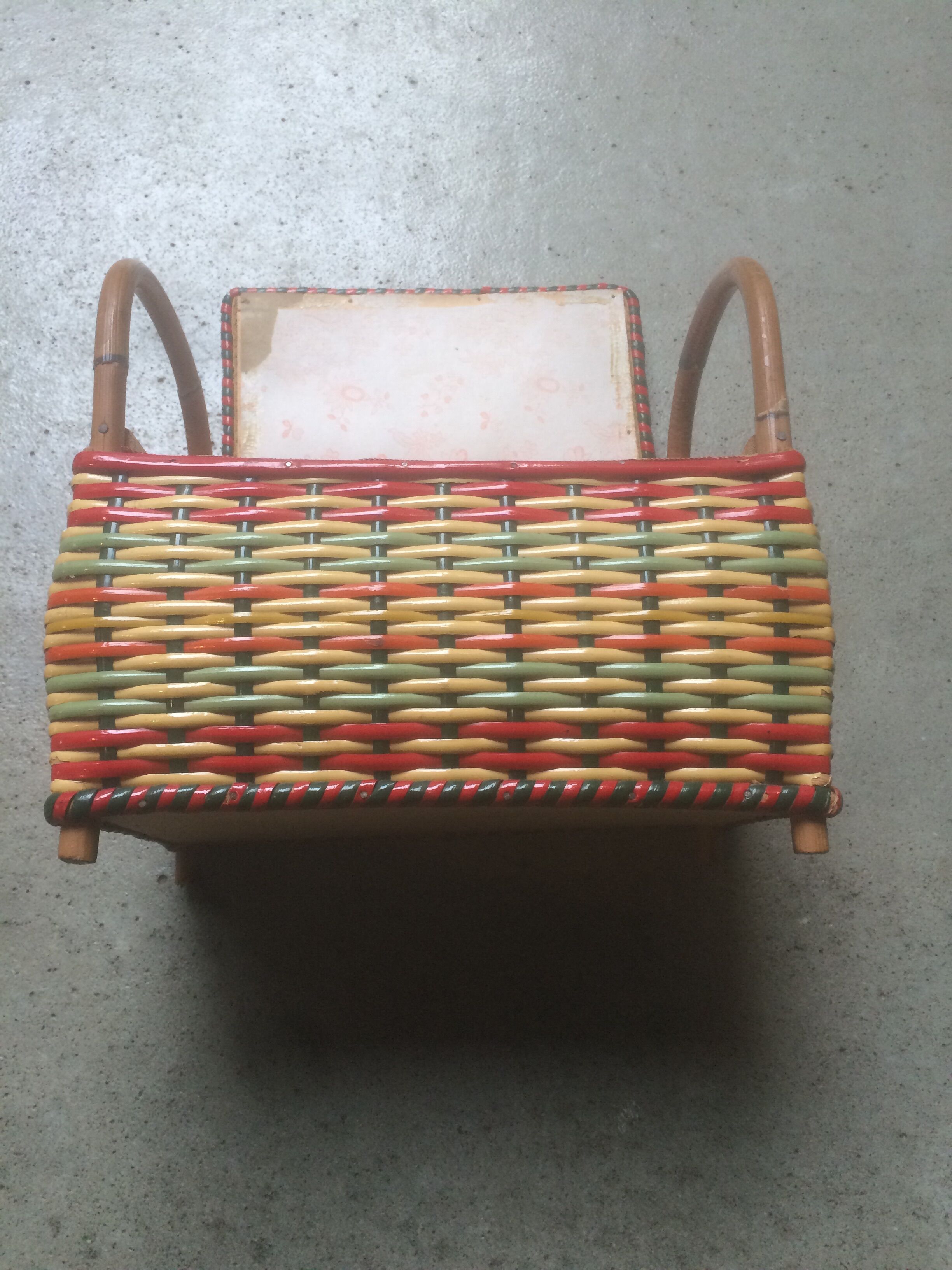 Rattan and scoubidou chest