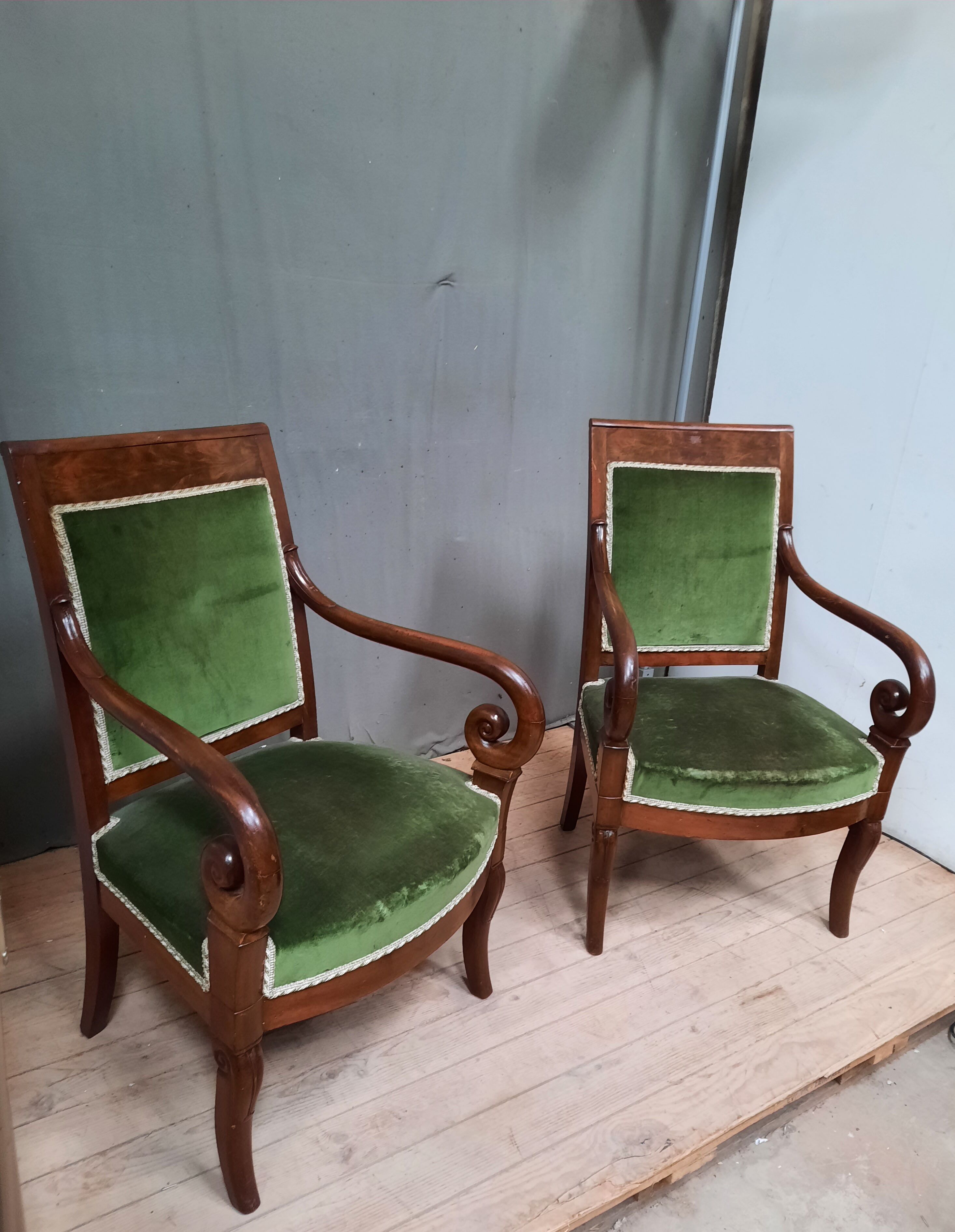 Pair of armchairs with acajoi butts