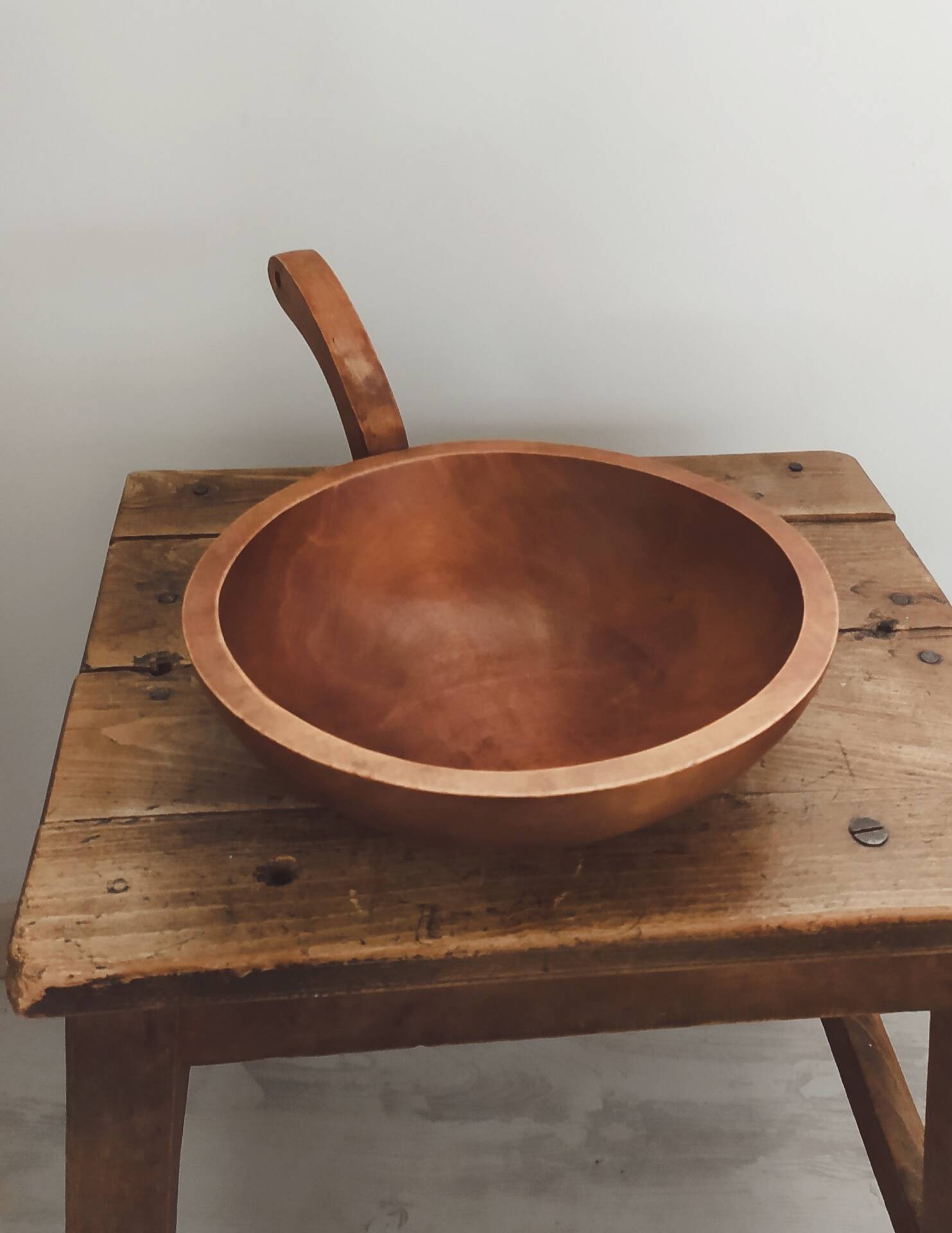 Service bowl, large bowl with wooden handle • Baribocraft • Canada