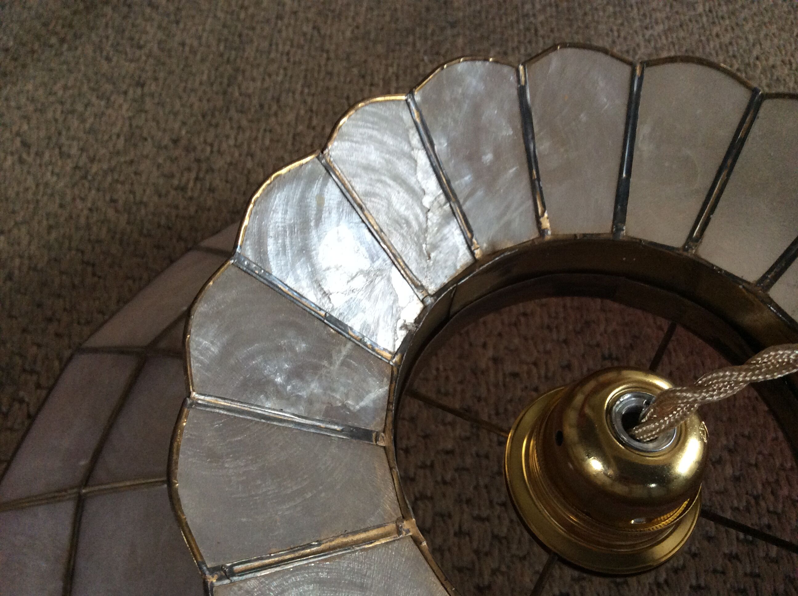 Mother-of-pearl suspension