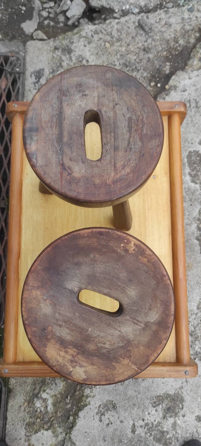 Paire de tabourets de ferme traite rustiques campagnards