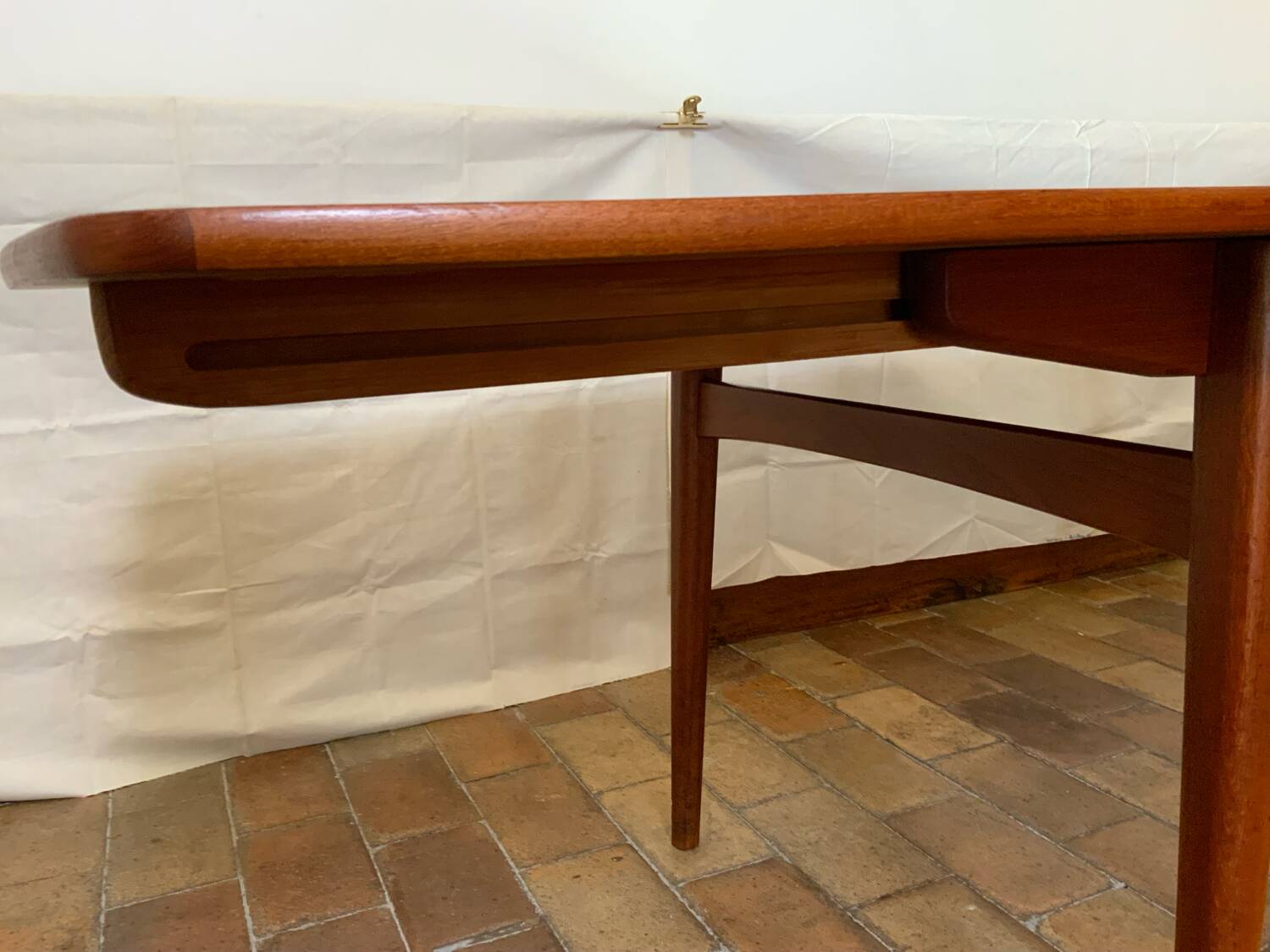 Extendable dining table